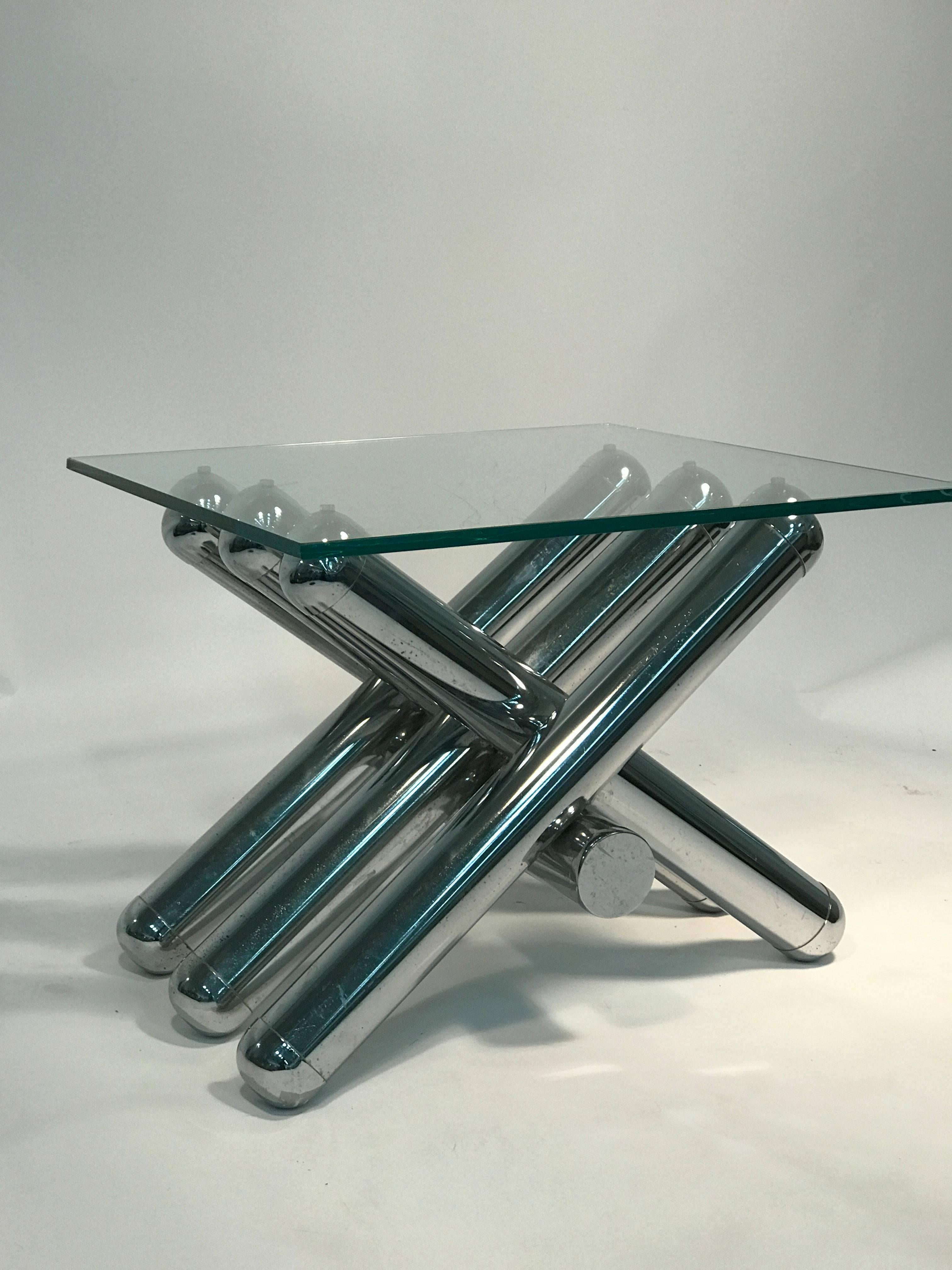 A modernist and sculptural, tubular chrome X-base coffee table with glass top in the manner of Romeo Rega, circa 1970. Good vintage condition with age appropriate wear.

Base measures: 26 x 20 x 18