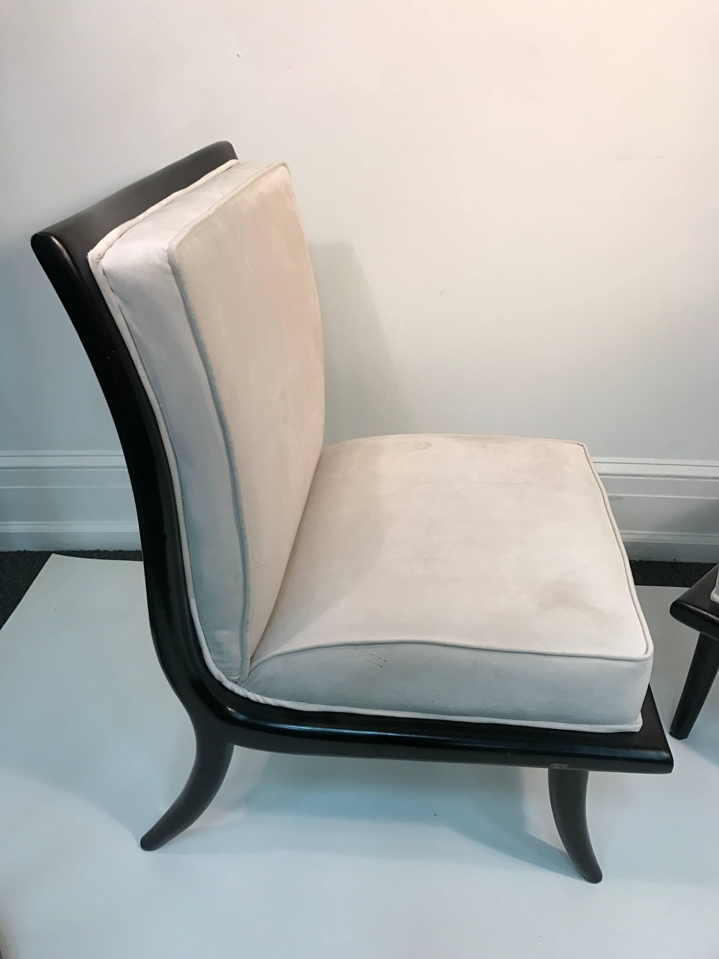 Modern Glamorous Pair of White Velvet Slipper Chairs with Curved Elegant Legs For Sale
