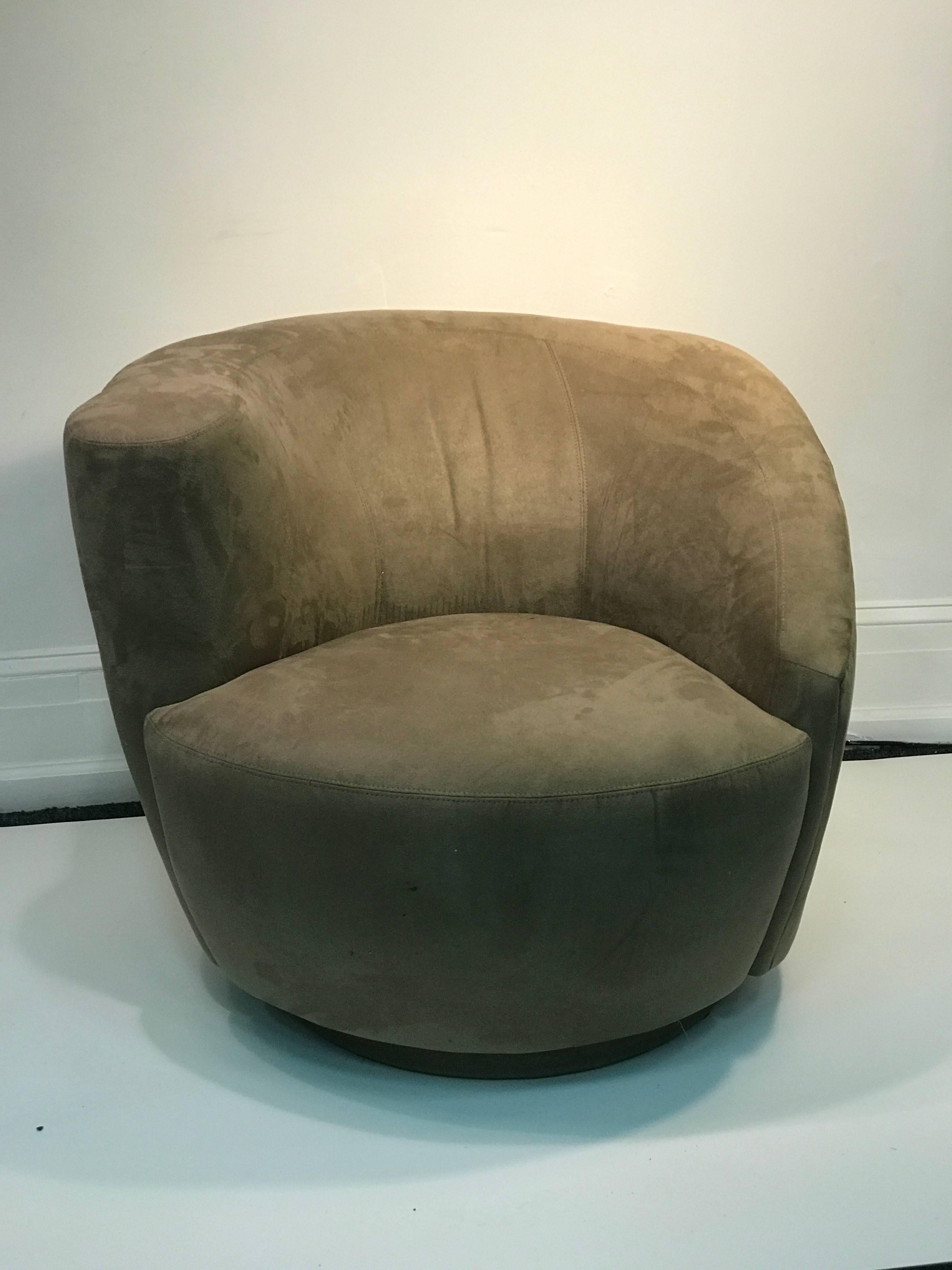 A fabulous pair of Vladimir Kagan coffee color swivel lounge chairs, circa 1970. Good vintage condition.

