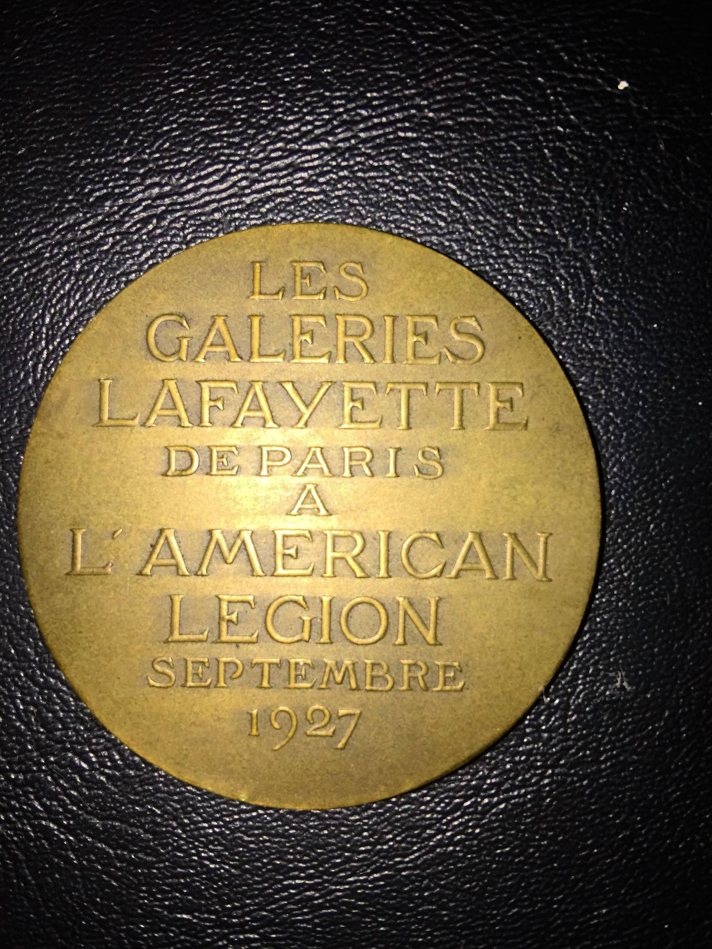 Beautiful cast bronze Medallion done in 1927 depicting George Washington and 
General Lafayette. In mint condition in the original presentation box. The box measurements are 3