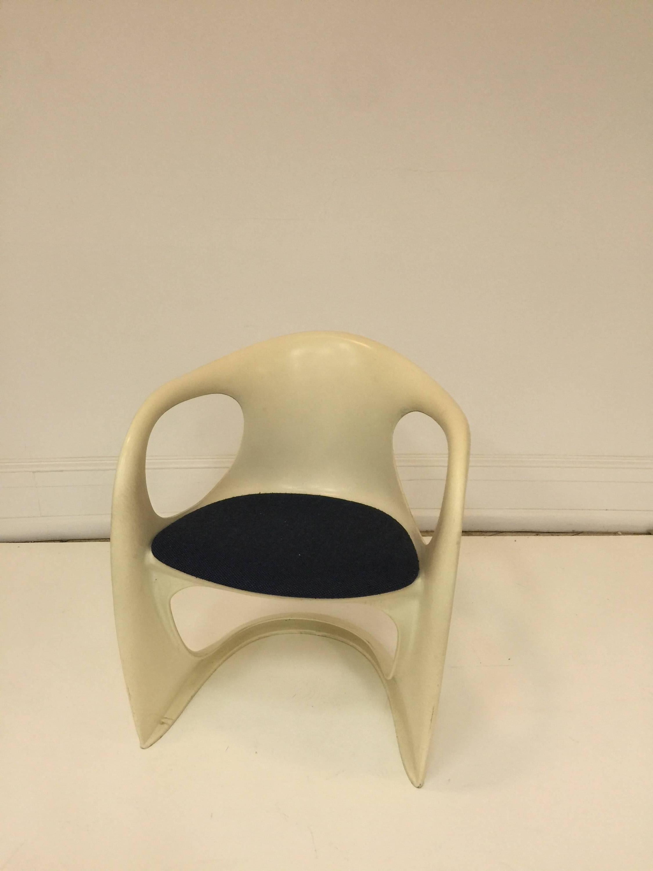 Set of Six Modernistic Italian Fiberglass Chairs with Original Fabric Cushions In Good Condition In Mount Penn, PA