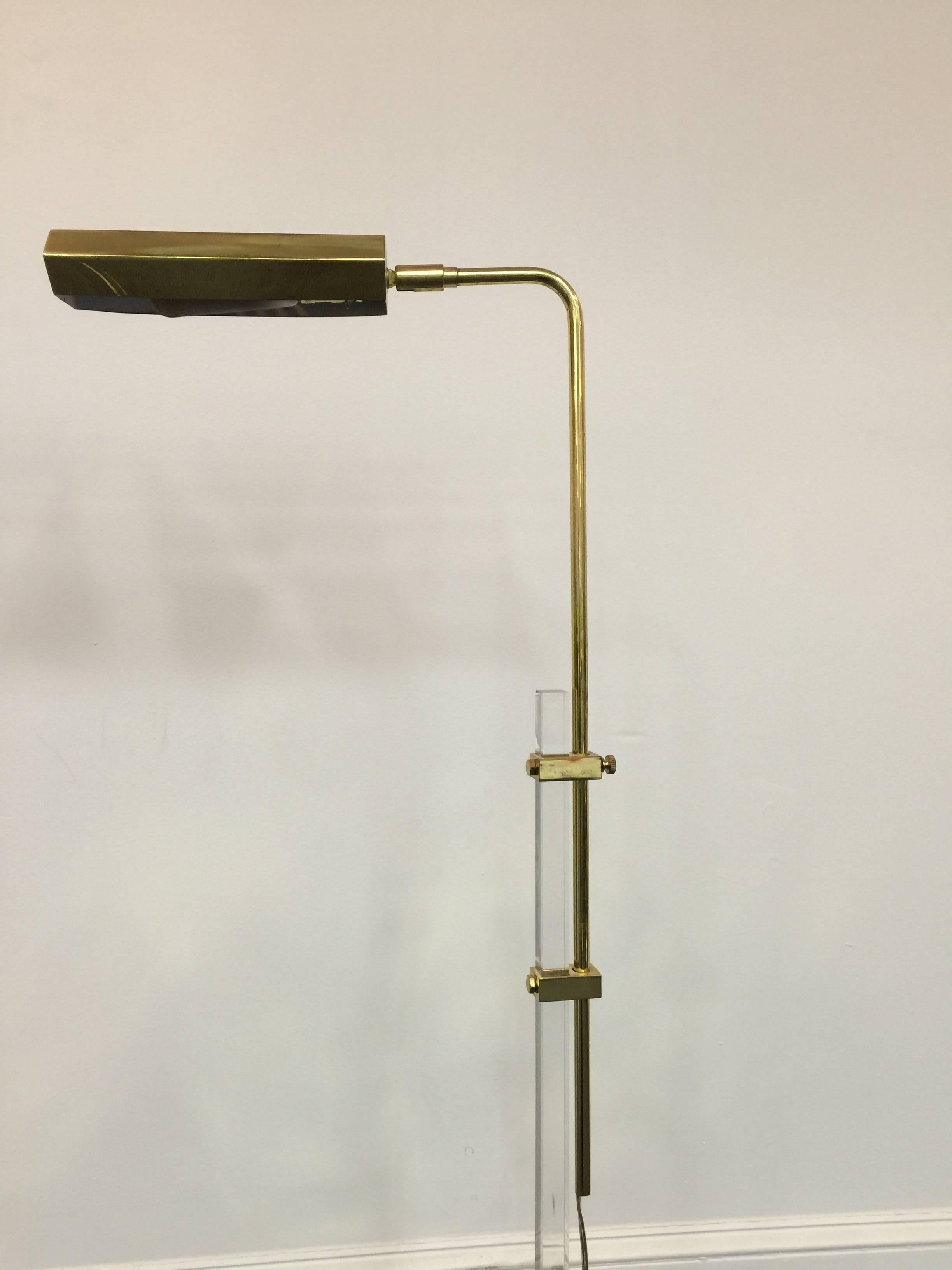 Modern 1970s Pair of Lucite and Brass Floor Lamps in the Manner of Cedric Hartman For Sale