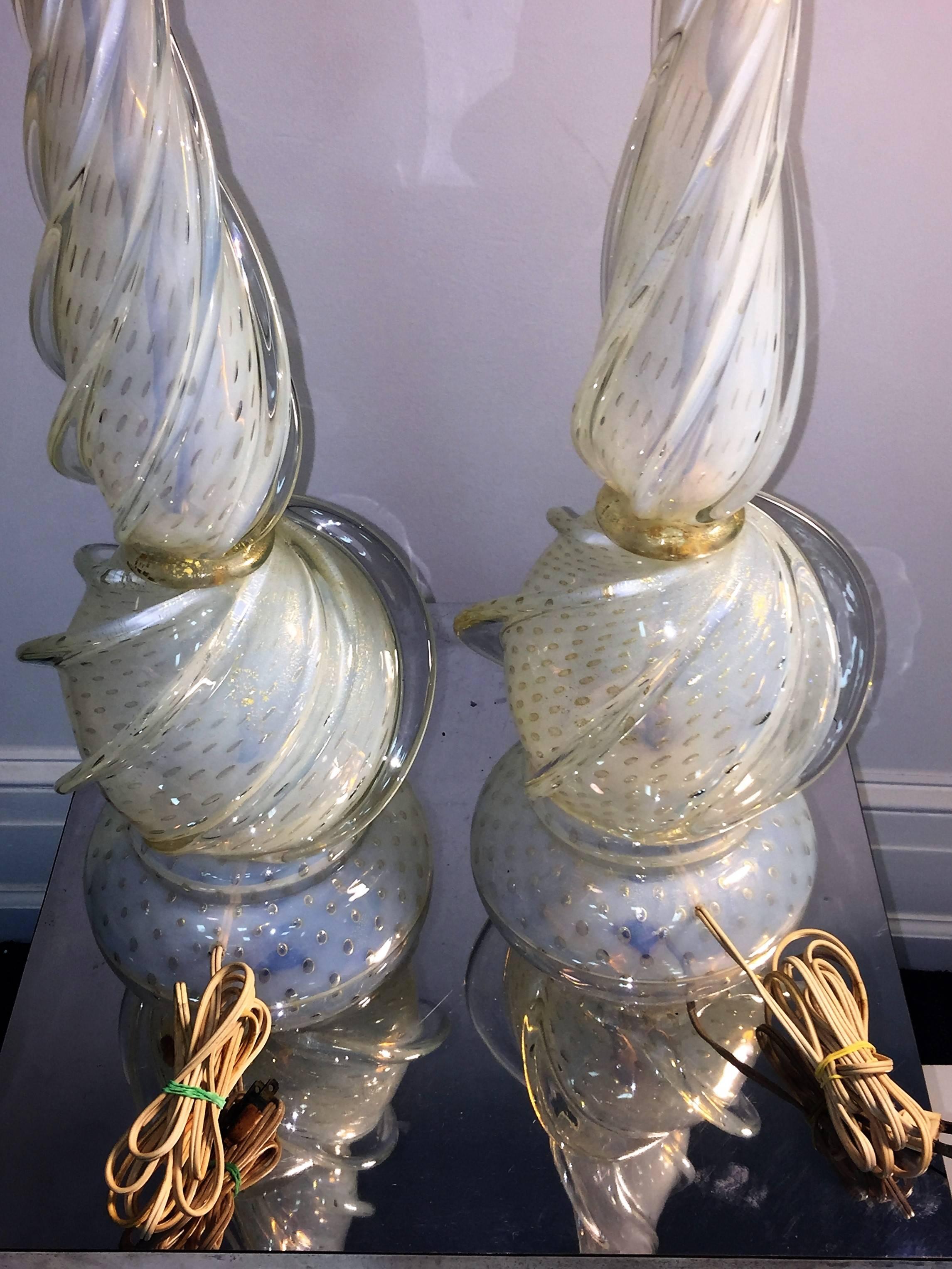 Italian Elegant Pair of Seguso Swirled Opal and Gold Dotted Murano Lamps For Sale