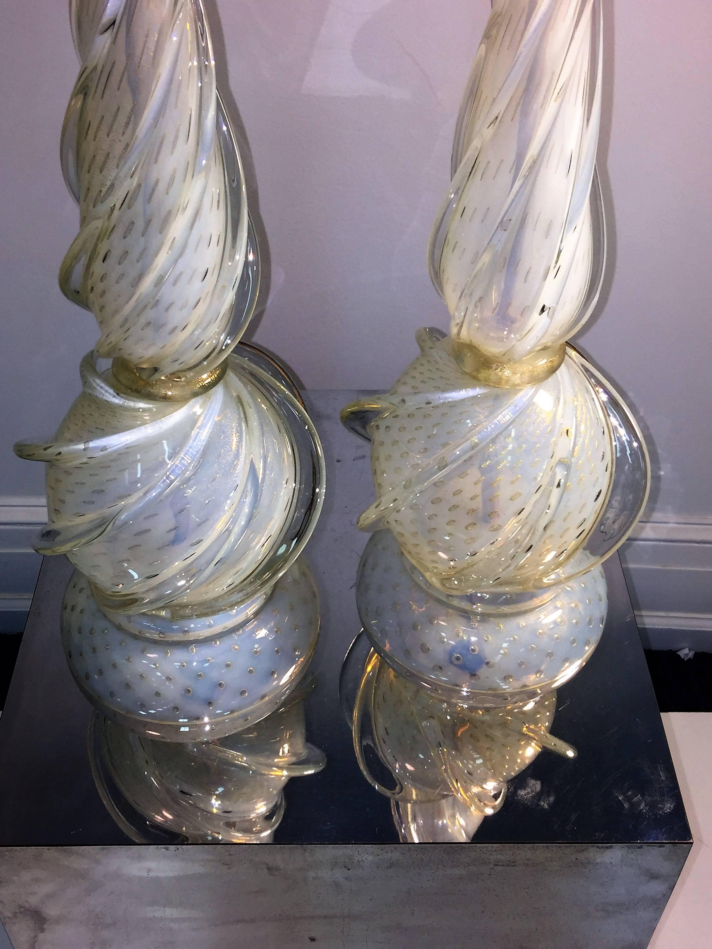 Elegant Pair of Seguso Swirled Opal and Gold Dotted Murano Lamps For Sale 3