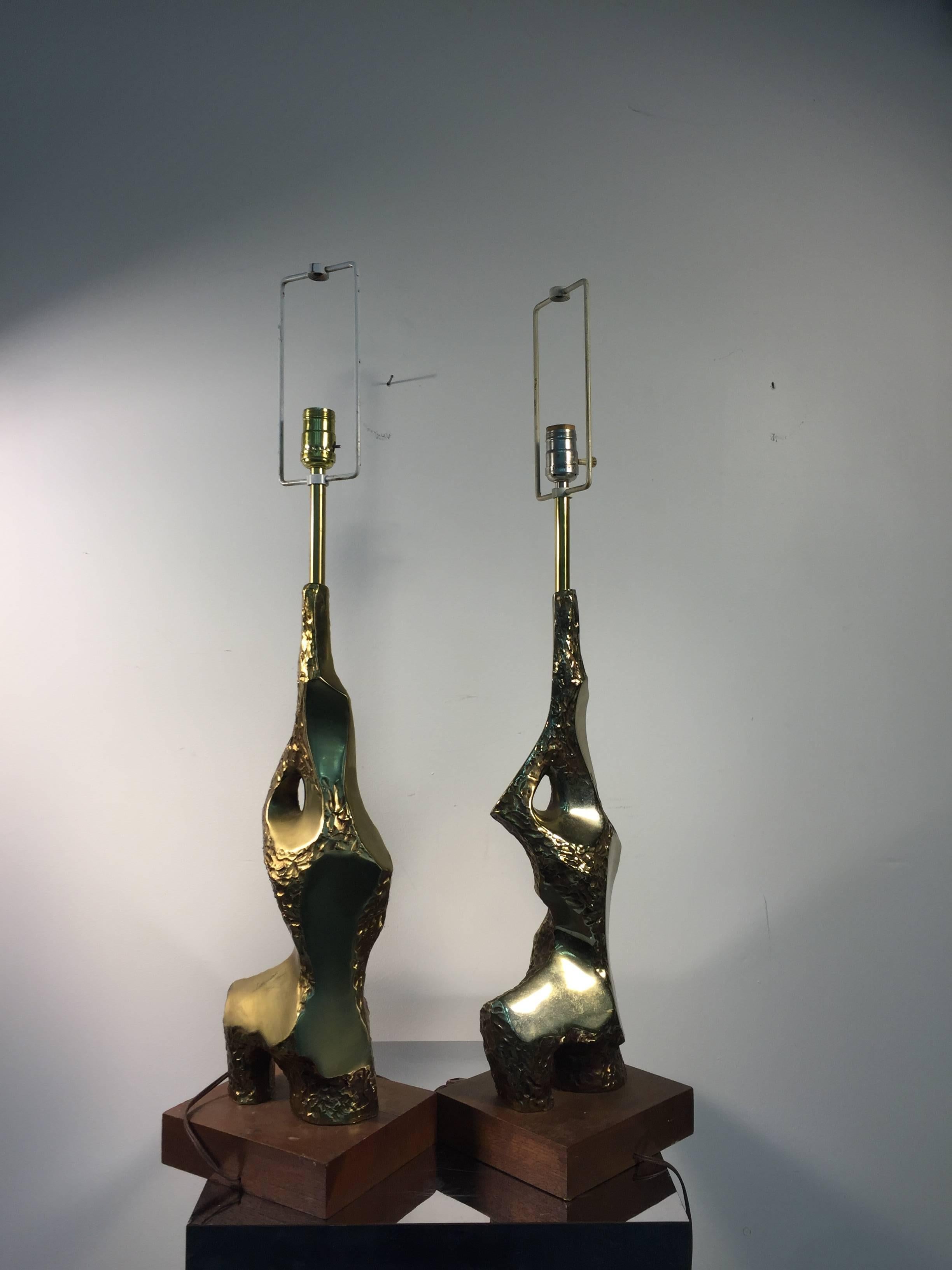 Pair of brass Brutalist table lamps on wooden bases by designer Maurizio Tempestini, circa 1970.