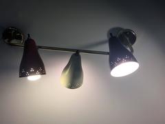 Great Lightolier Mid-Century Three Enameled Metal Shade Light Sconce