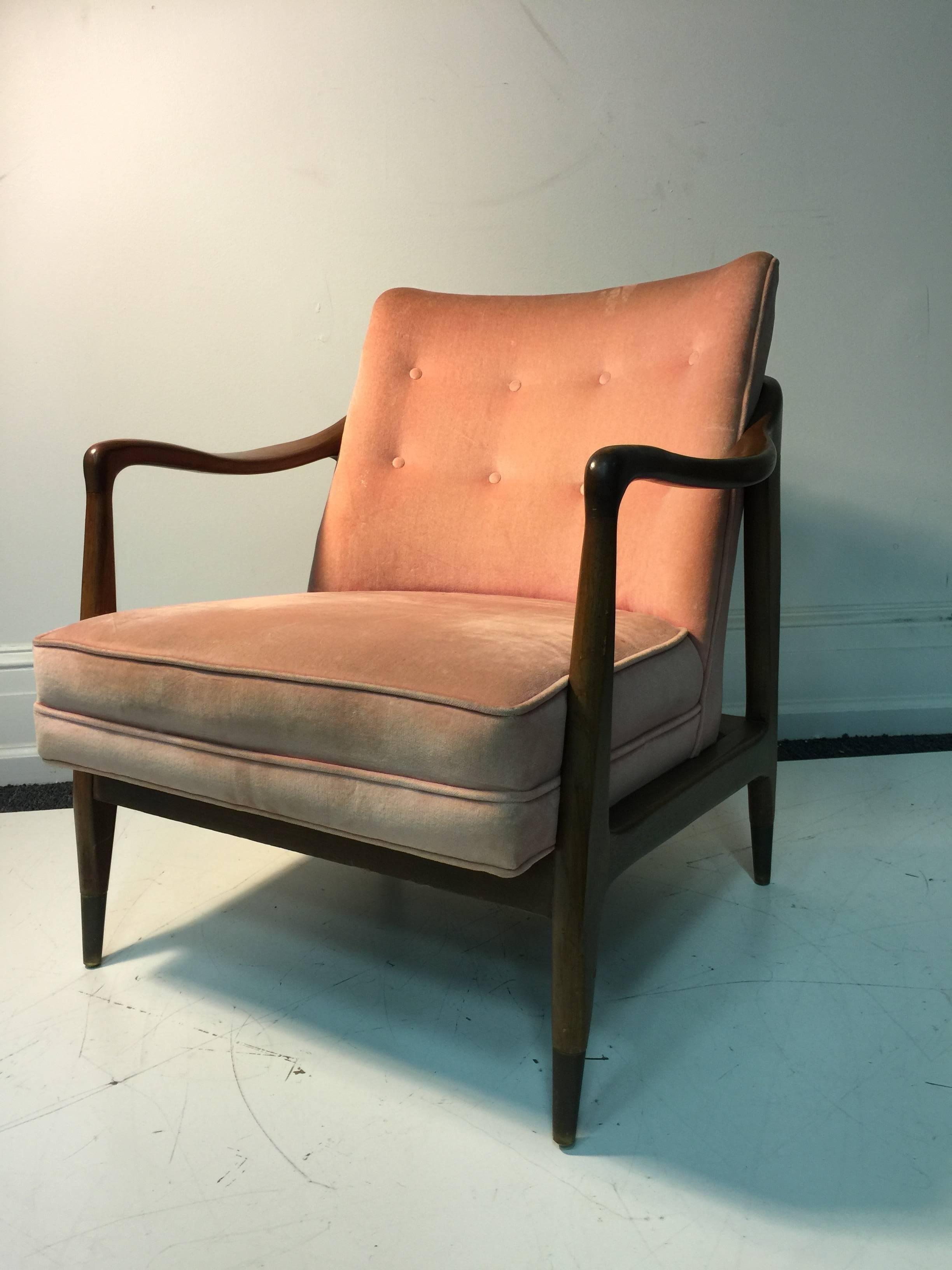 A wonderful Hans Wegner style Scandinavian Modern armchair with pink button tufted velvet upholstery. Great sculptural design, circa 1970.