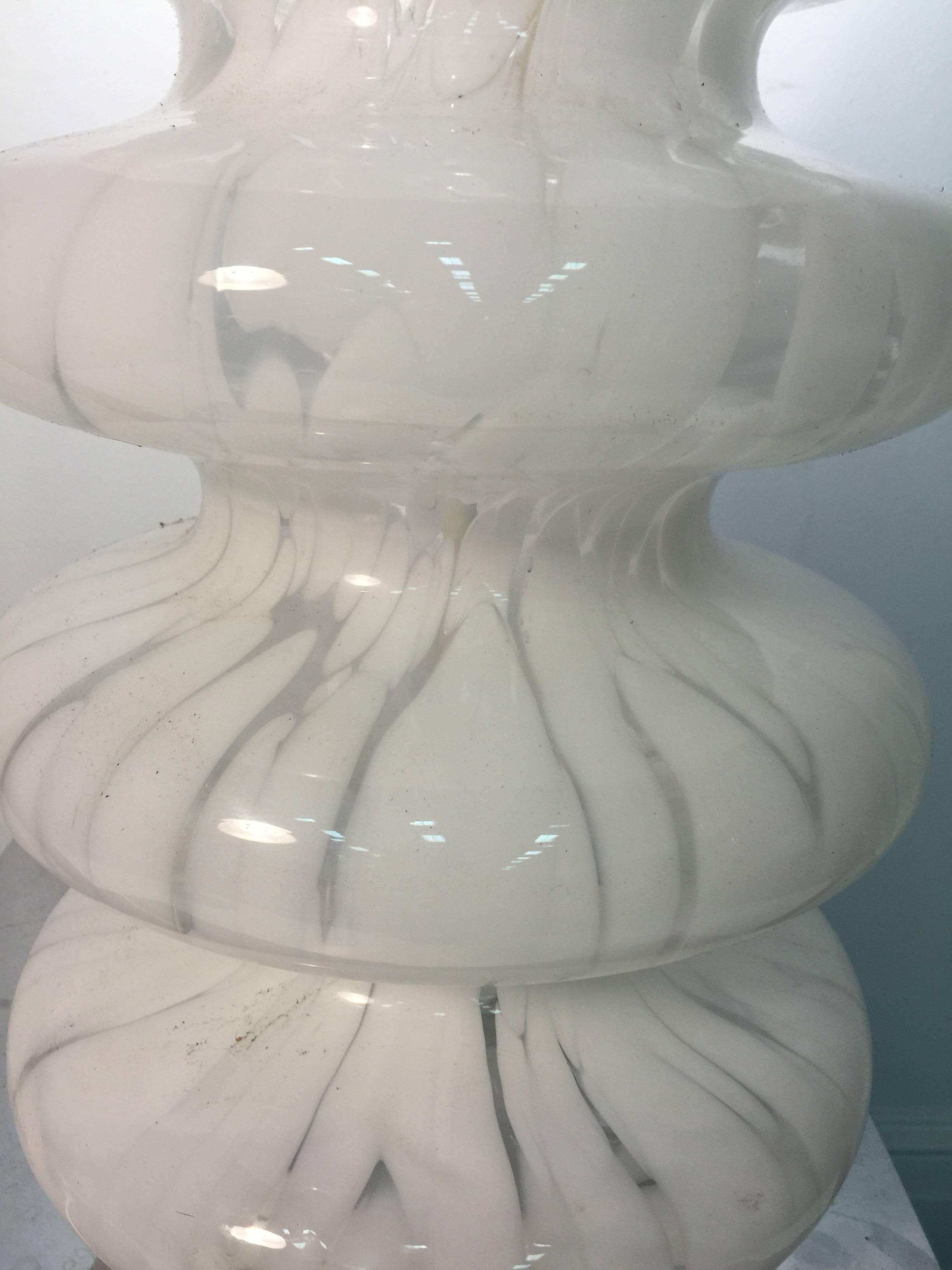 Italian Wonderful White and Clear Murano Glass Table Lamp by Barovier & Toso, circa 1960 For Sale