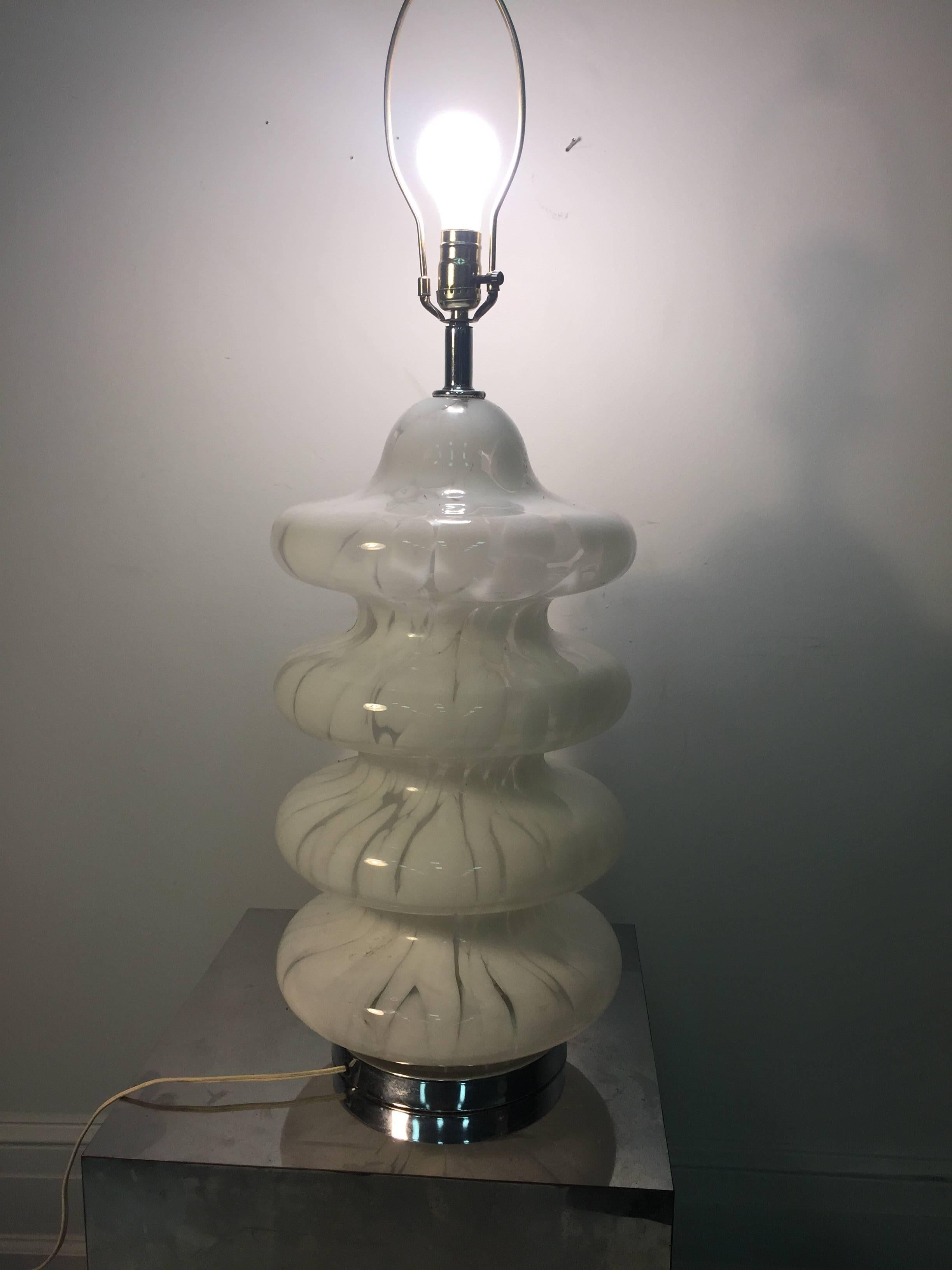 Mid-Century Modern Wonderful White and Clear Murano Glass Table Lamp by Barovier & Toso, circa 1960 For Sale