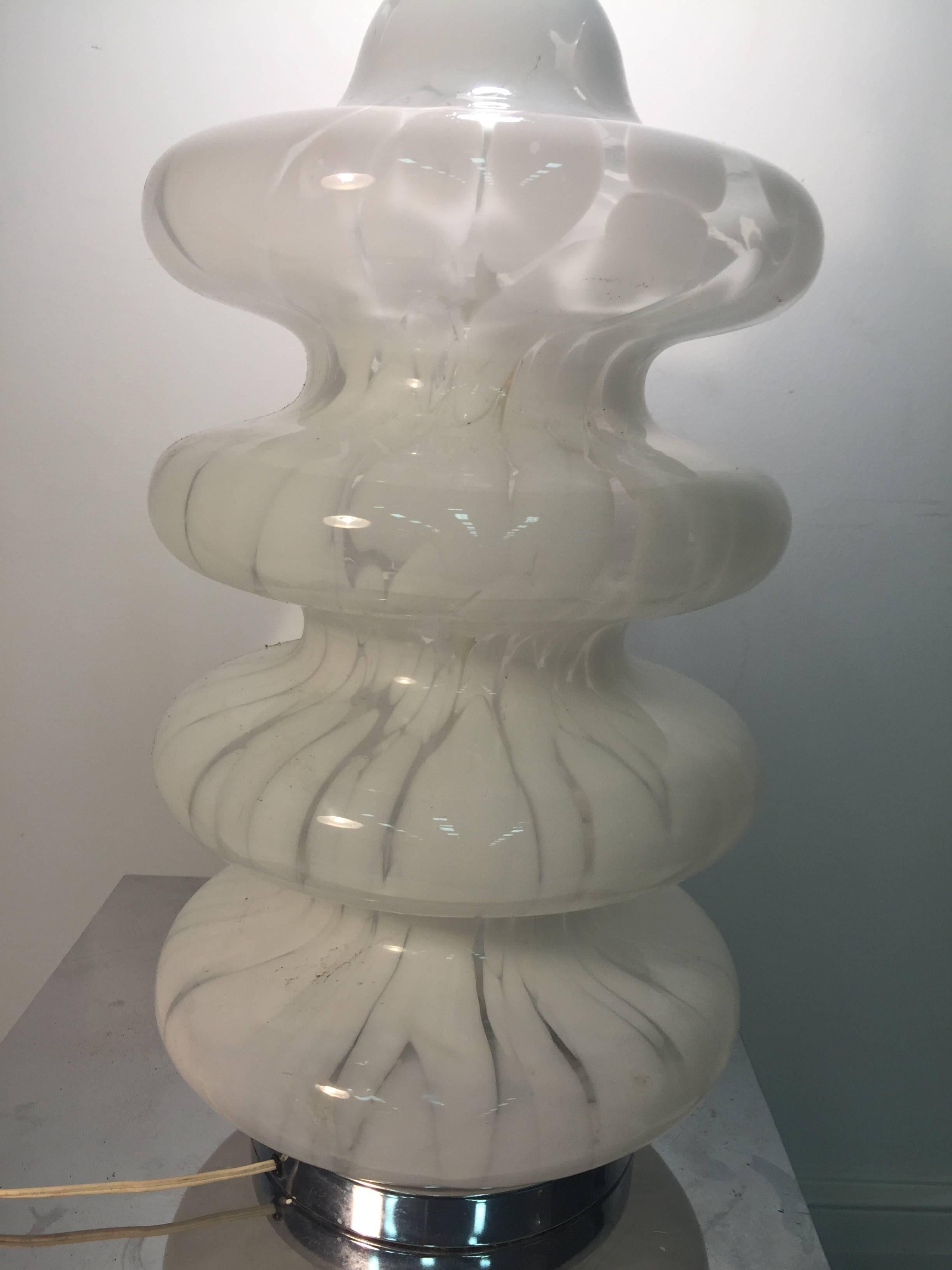 Wonderful White and Clear Murano Glass Table Lamp by Barovier & Toso, circa 1960 In Good Condition For Sale In Mount Penn, PA