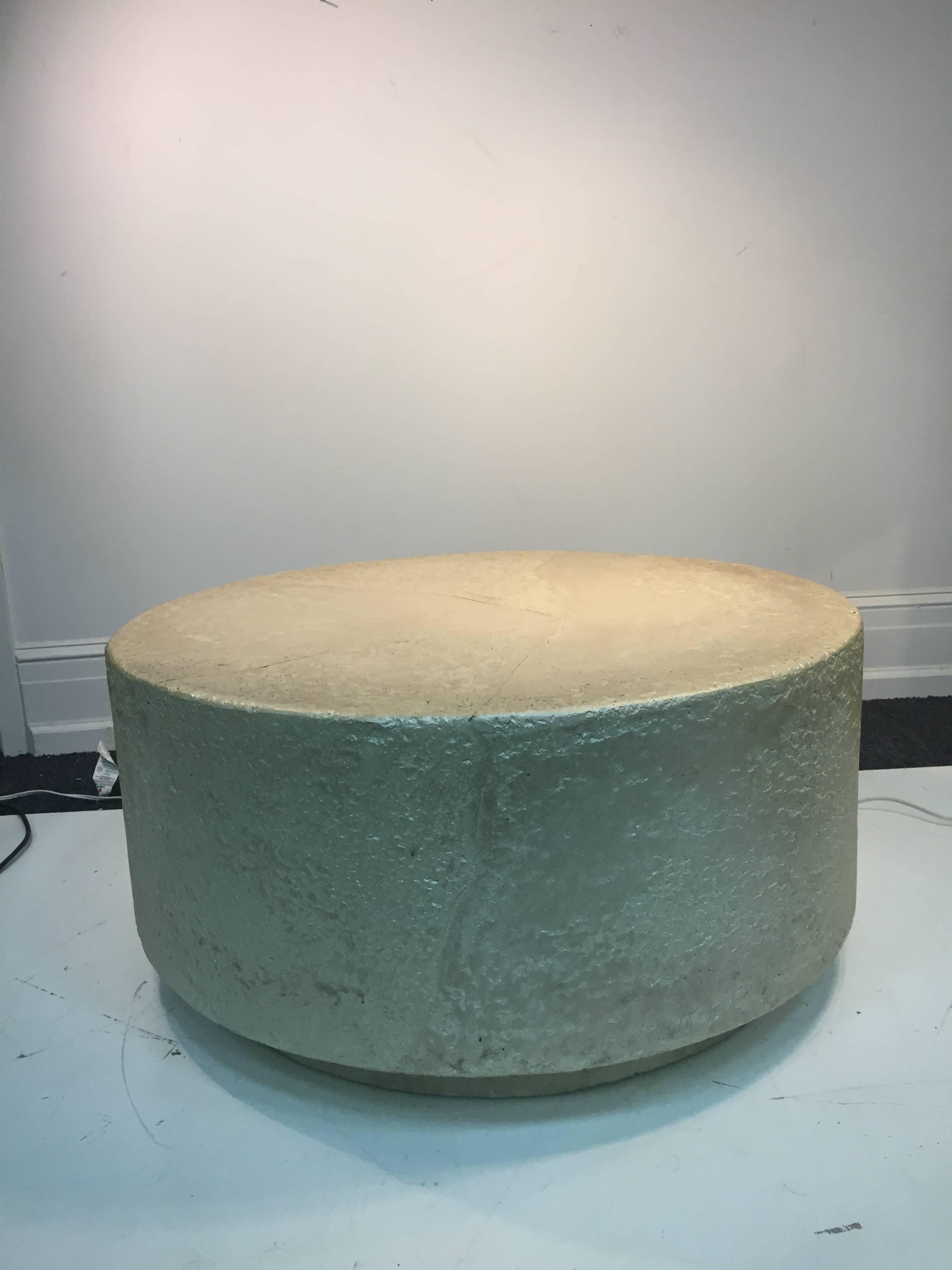20th Century Great Modern Circular Coffee Table or Pedestal Made of Cast Resin For Sale
