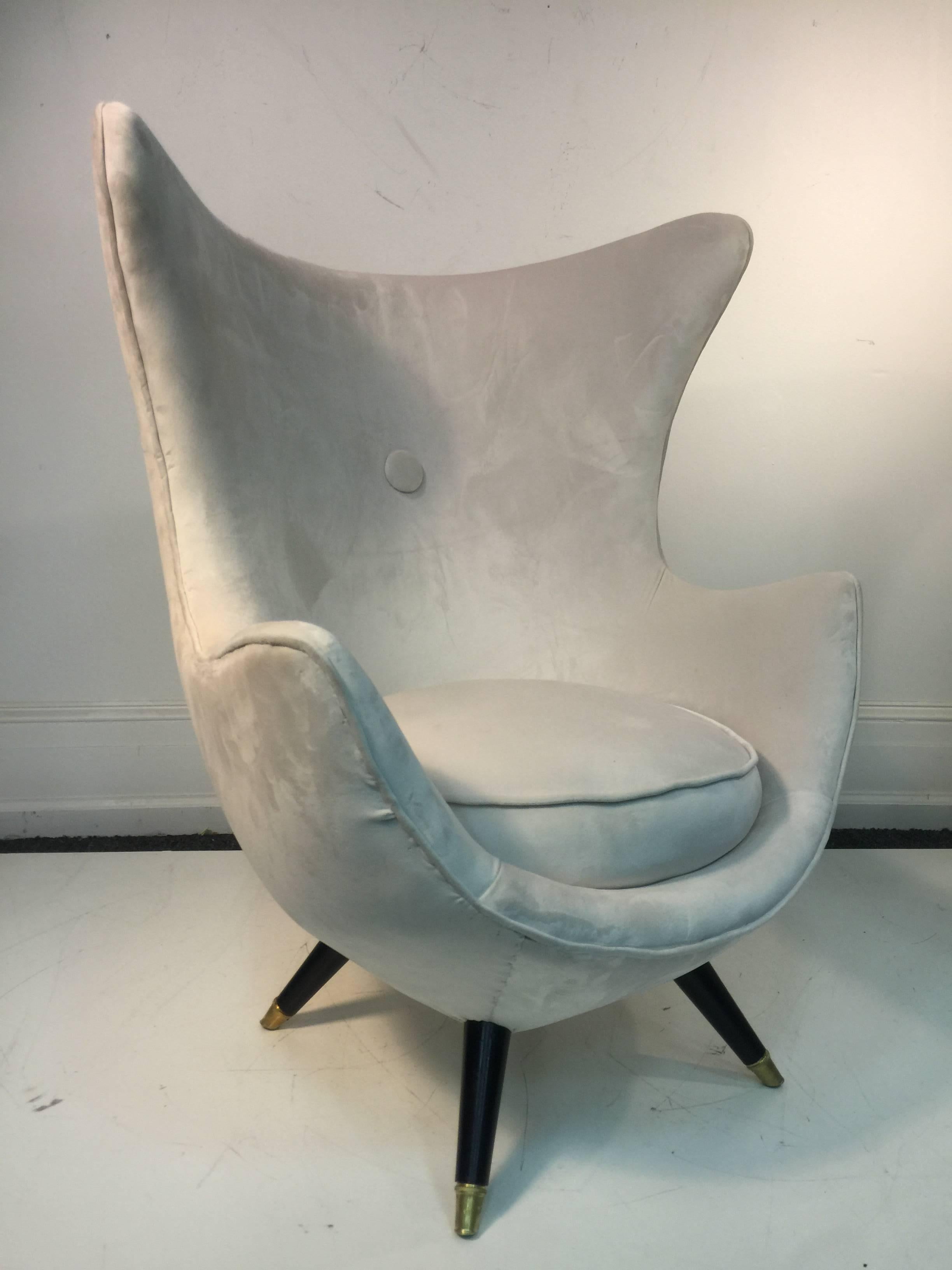 Modern Stunning Pair of Sculptural Lounge Chairs in the Manner of Carlo Mollino For Sale
