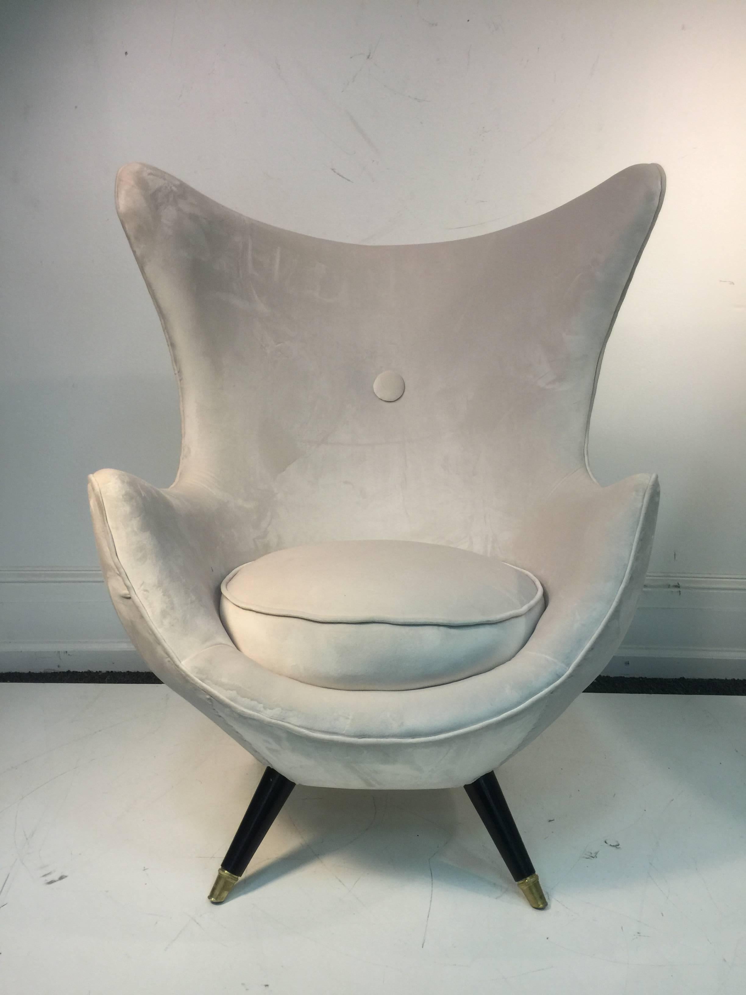 Italian Stunning Pair of Sculptural Lounge Chairs in the Manner of Carlo Mollino For Sale
