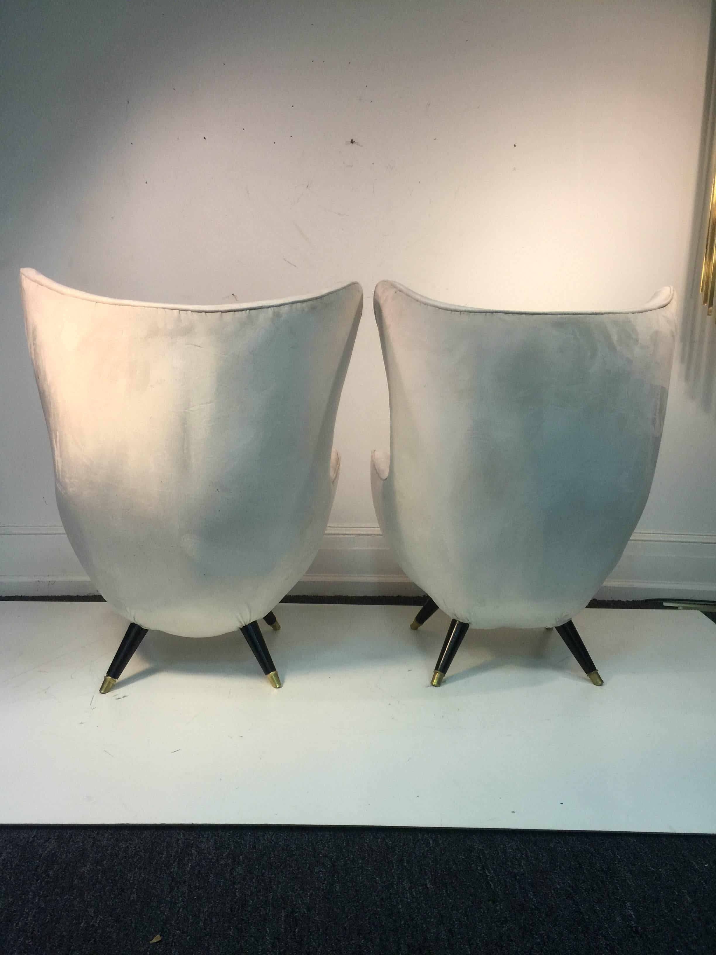 Fabric Stunning Pair of Sculptural Lounge Chairs in the Manner of Carlo Mollino For Sale