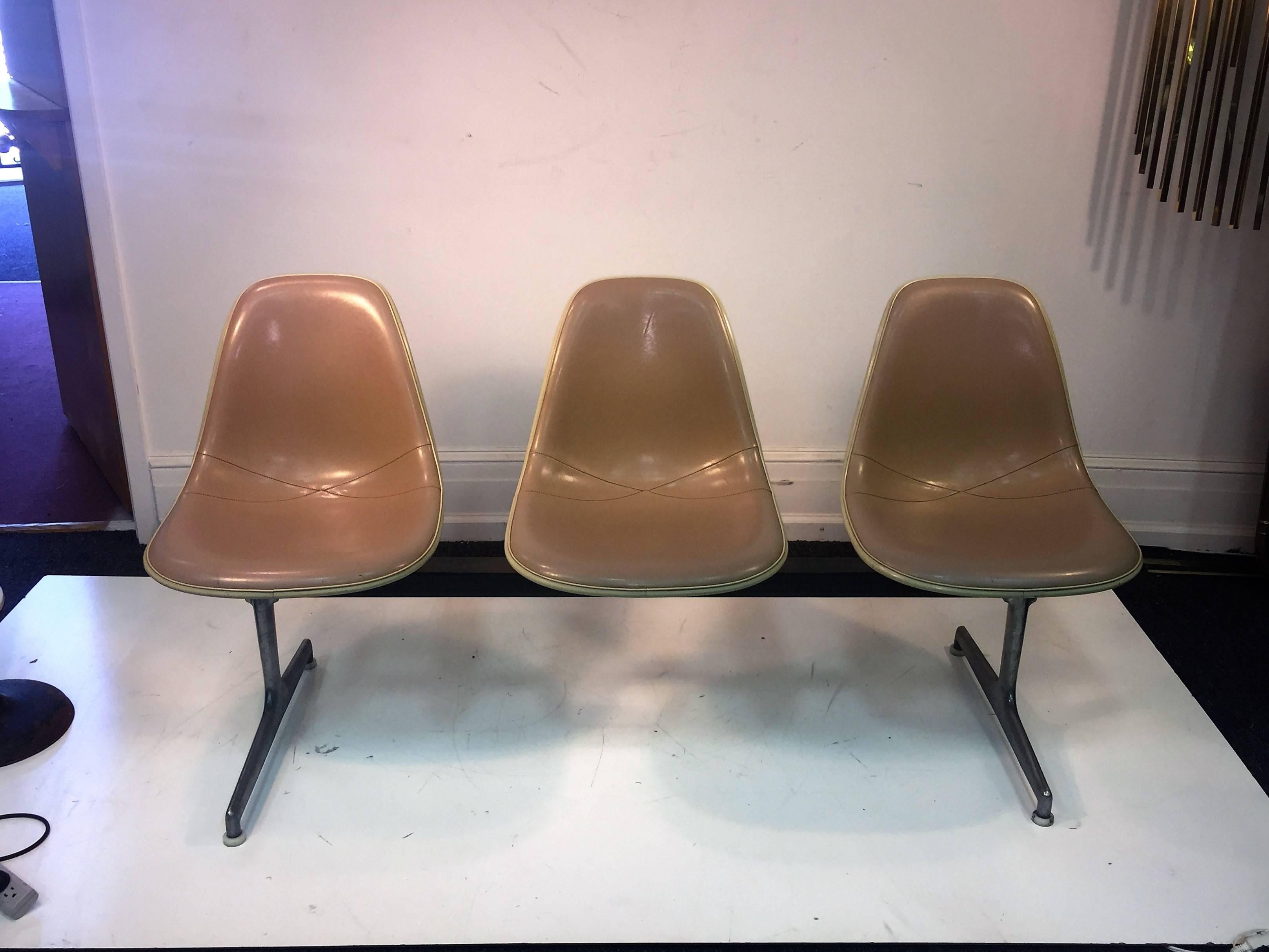 Great Herman Miller Triple Bucket Seat Tan Leather Lounge In Excellent Condition For Sale In Mount Penn, PA