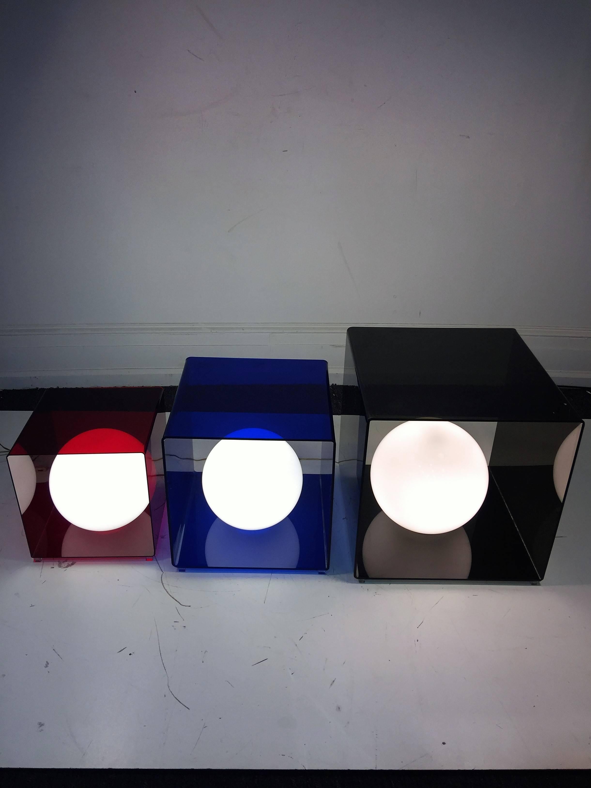 Great Pop Art Trio of Modernist Red, Blue and Grey Lucite Cube Lamps For Sale 4