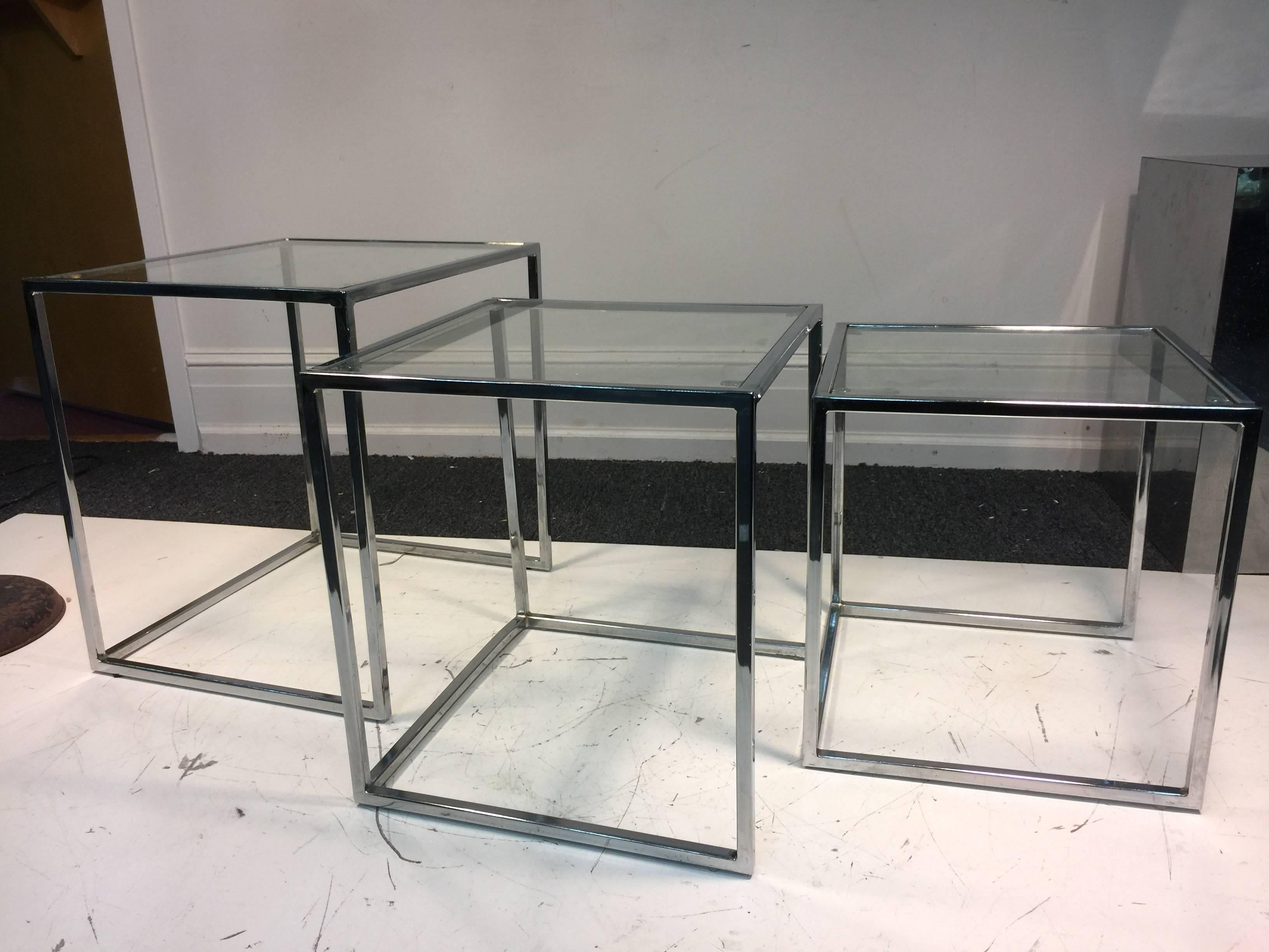 An exceptional set of three chrome and glass nesting tables by Milo Baughman, circa 1970. Good vintage condition with age appropriate wear.

Measures: Large: 17.5 x 19.5 x 20.5