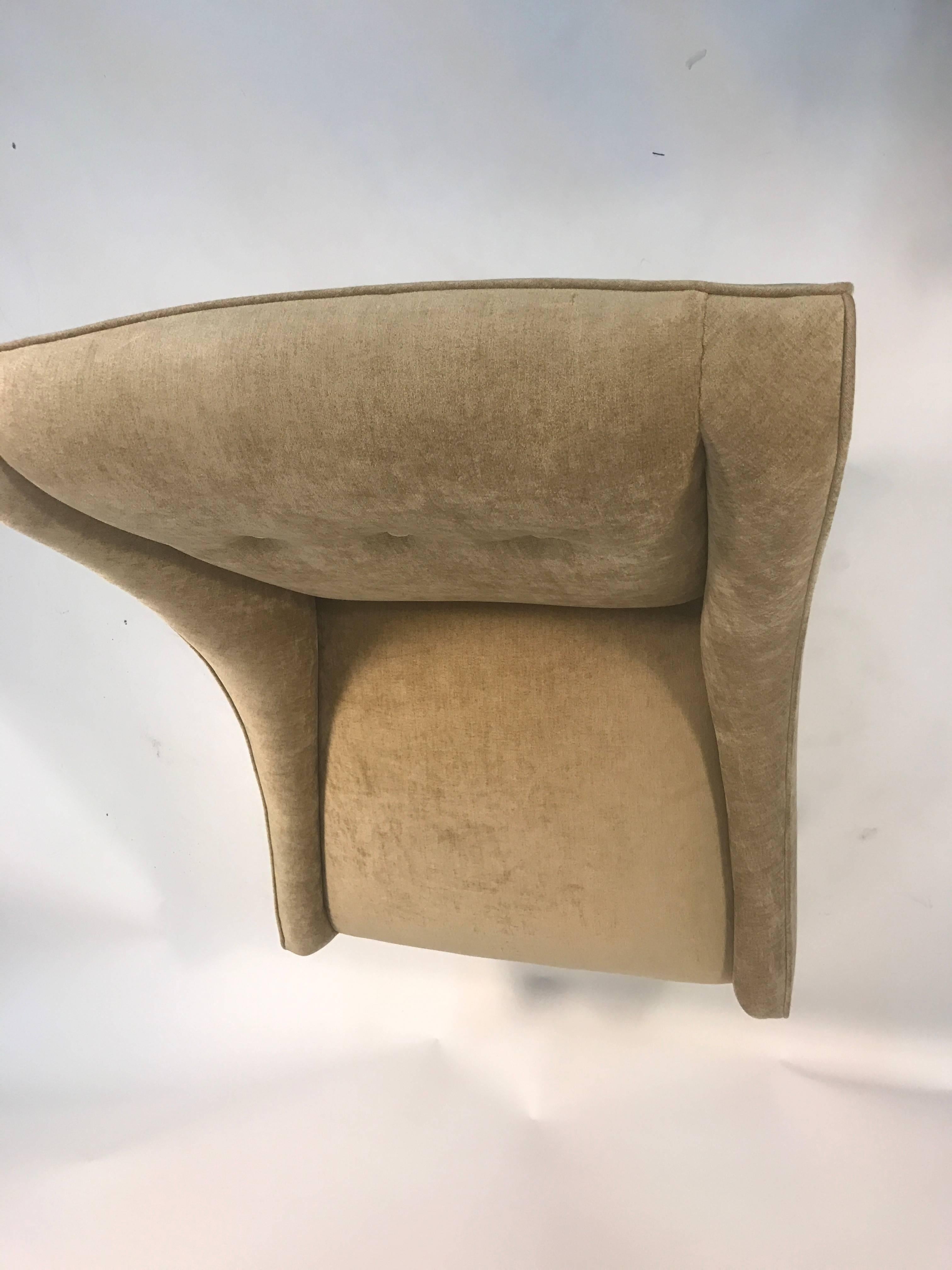 20th Century Elegant Pair of Slipper Chairs in the Manner of Edward Wormley For Sale