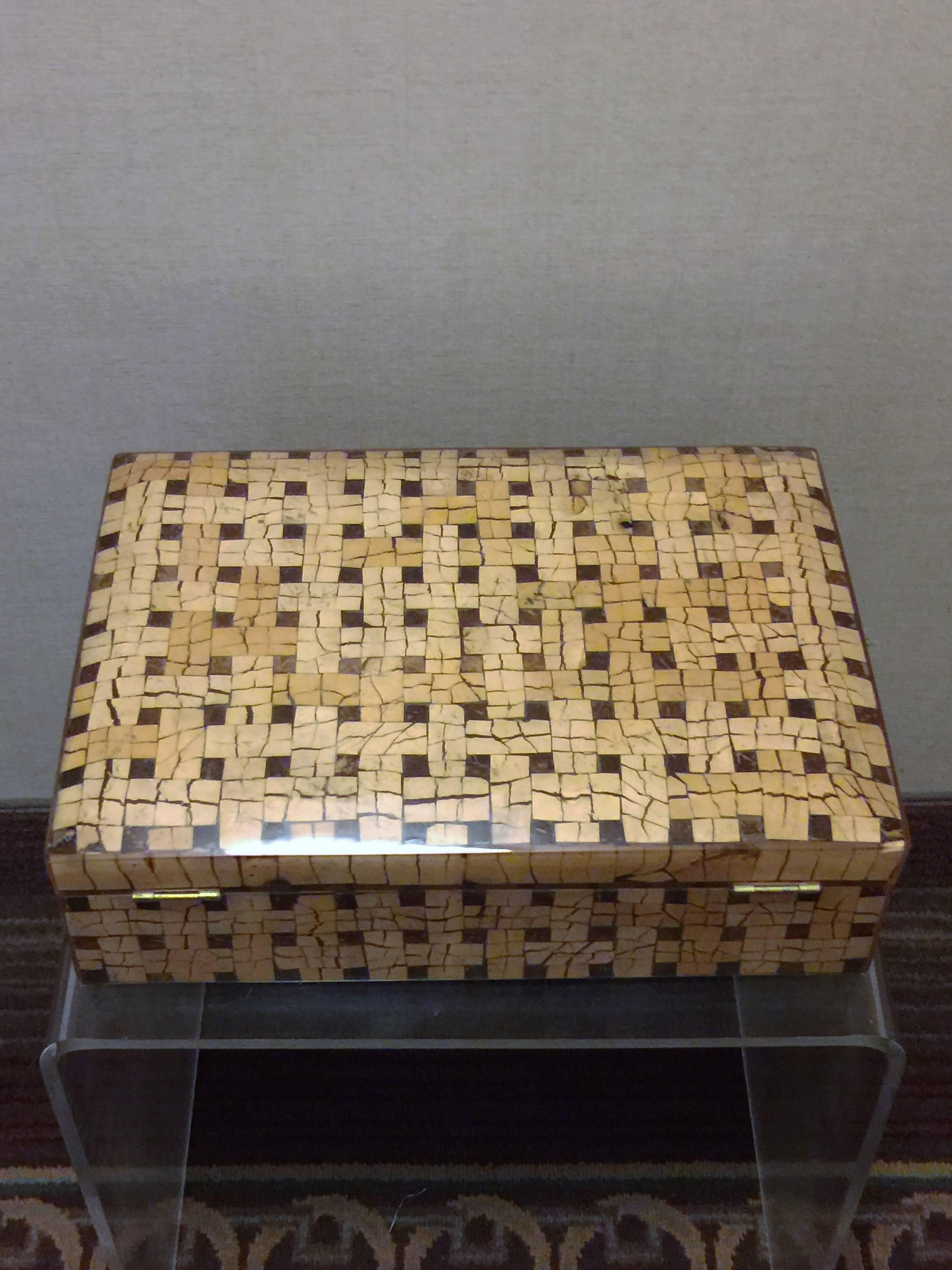 Karl Springer Style Large Scale Tessellated Two-Tone Coconut Shell Resin Box In Excellent Condition For Sale In Mount Penn, PA