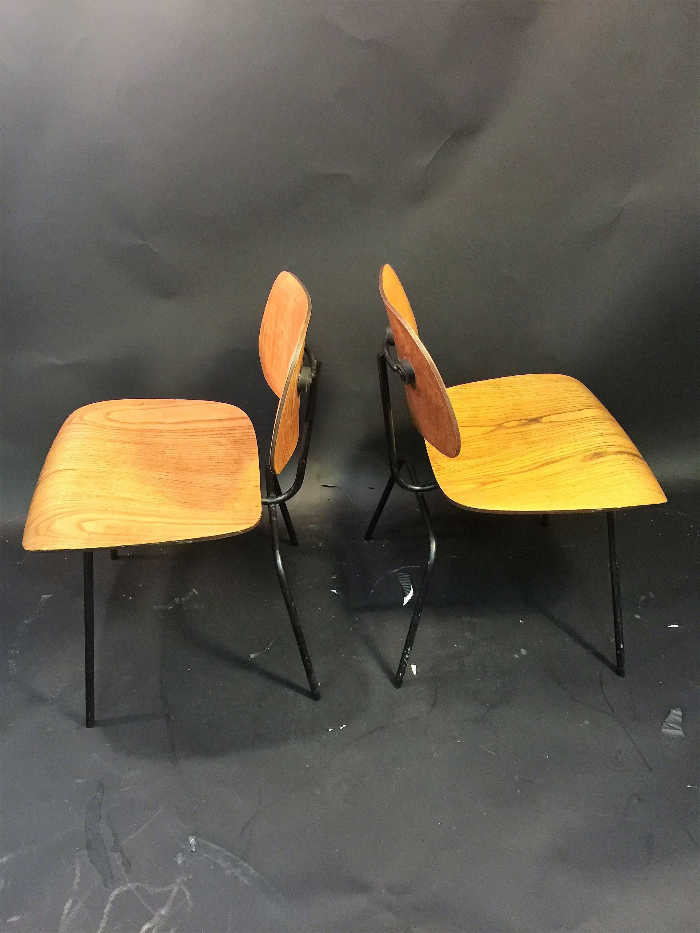 Mid-Century Modern Pair of Early Charles Eames LCM Chairs For Sale