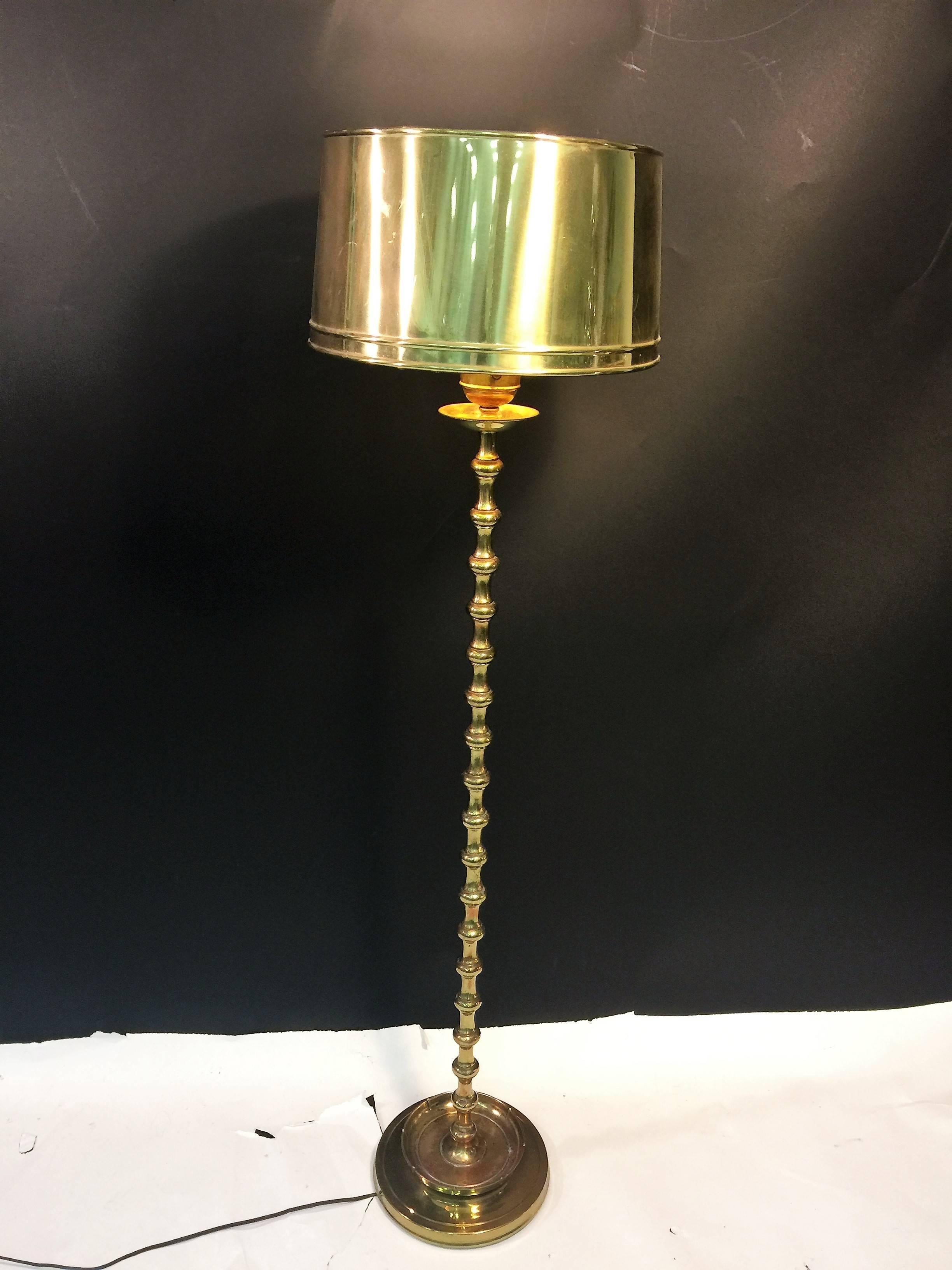 Great solid brass lamp in a moderne neoclassical style. Fitted with the original brass drum shade. The brass shade is 13