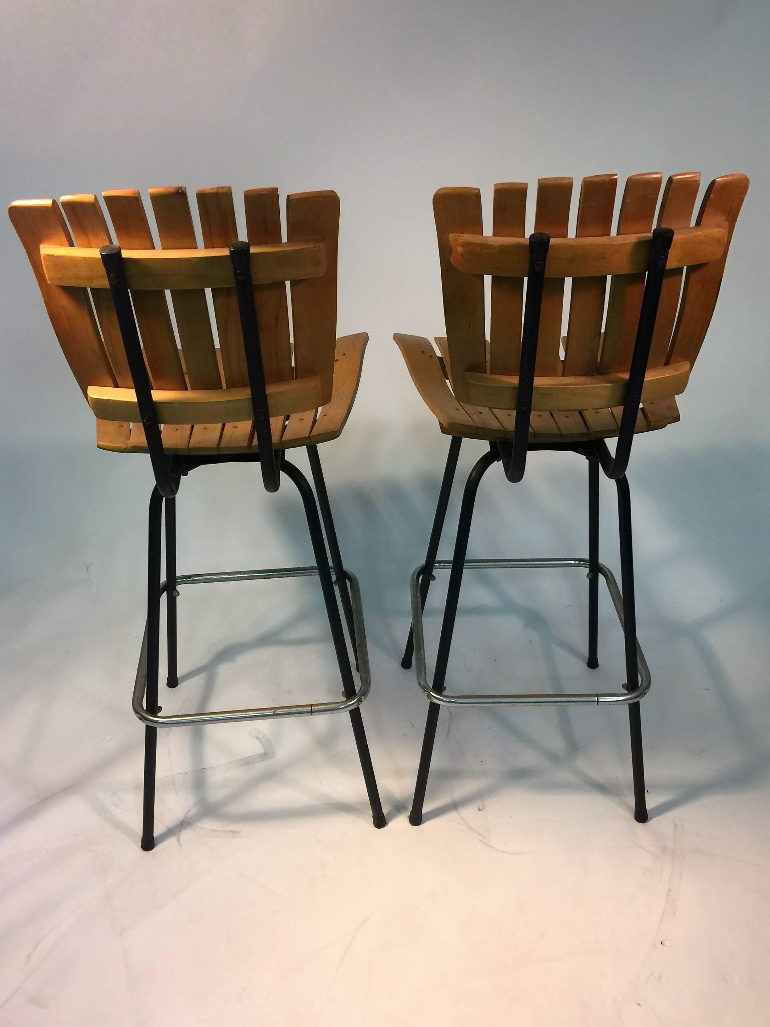 American Great Paul McCobb Style Mid-Century Suite of Four Slatted Wood Bar Stools For Sale