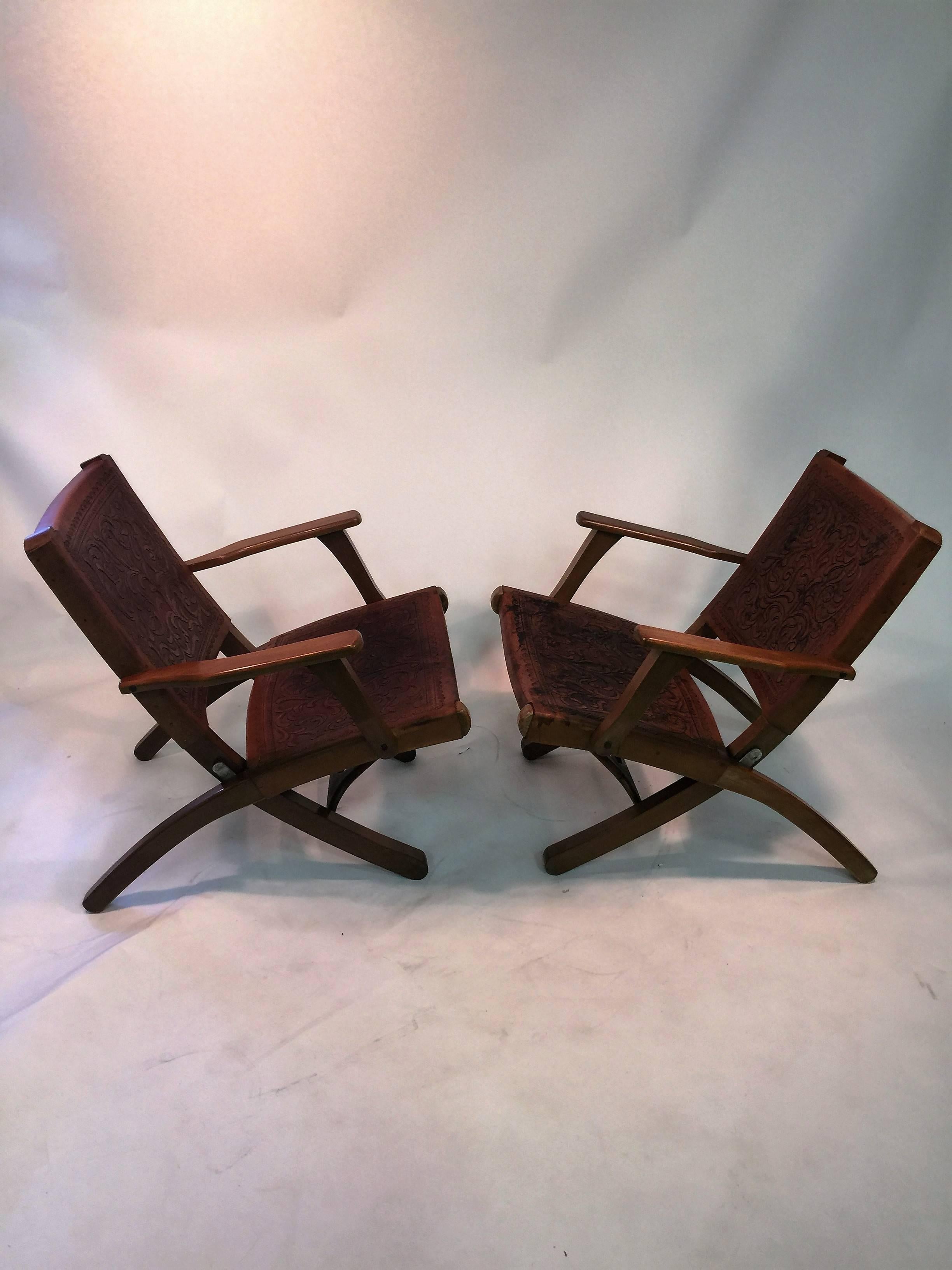 Peruvian Great Pair of Hans Wegner Style Saddle Tooled Leather Folding Chairs and Ottoman For Sale