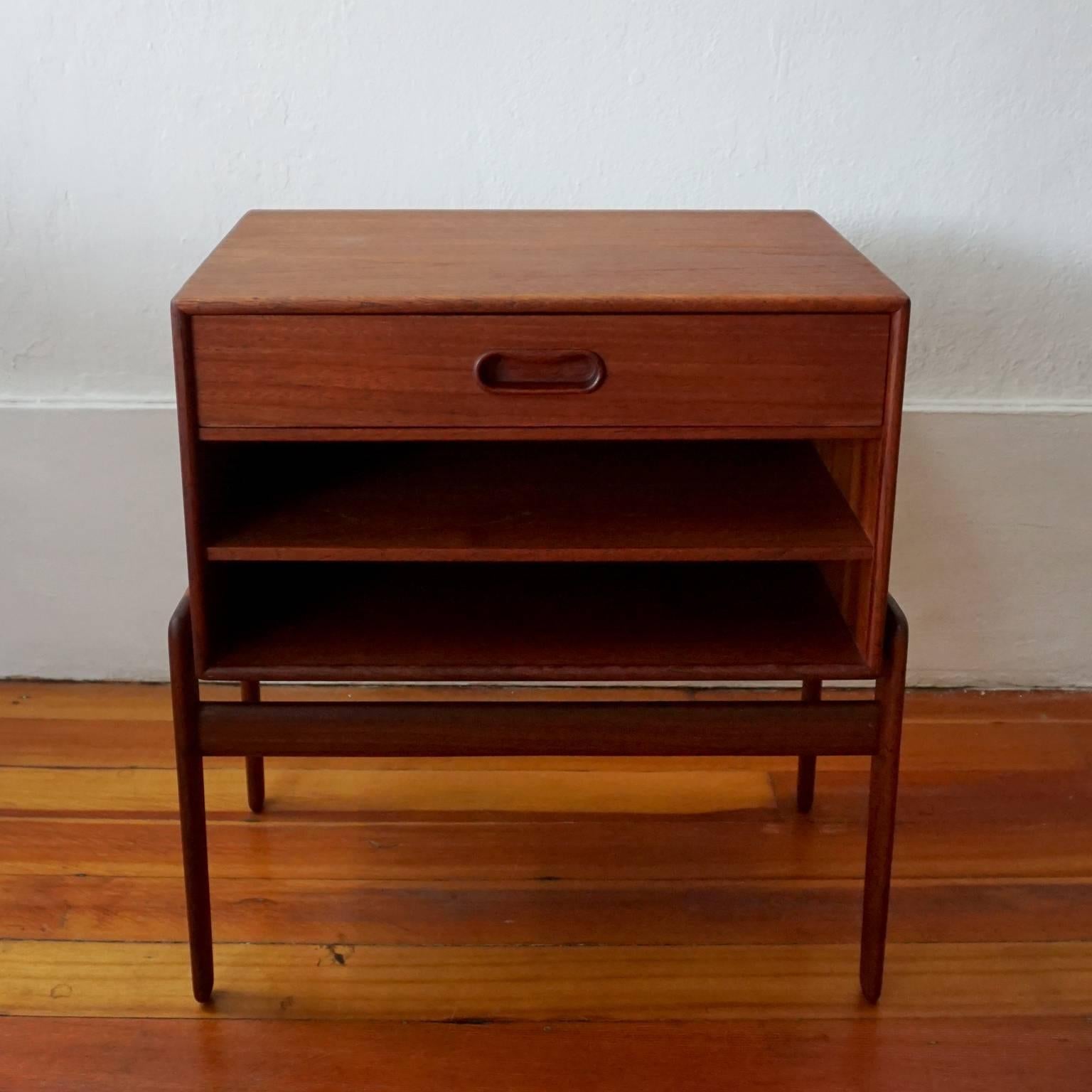 End Table or Nightstand by Arne Vodder for Vamo Sønderbor In Good Condition In San Diego, CA