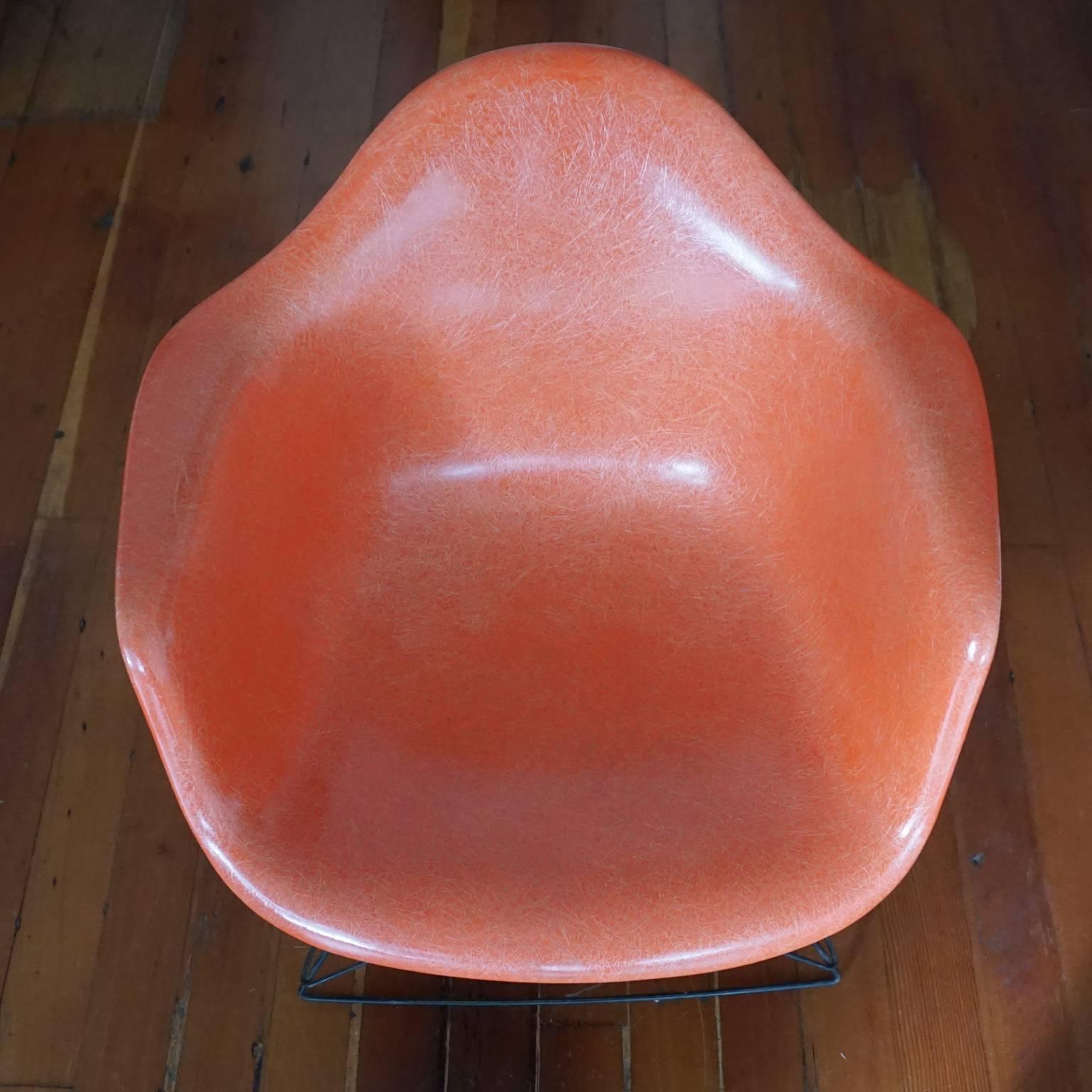 1950s Eames LAR Cats Cradle Fiberglass Chair In Good Condition In San Diego, CA