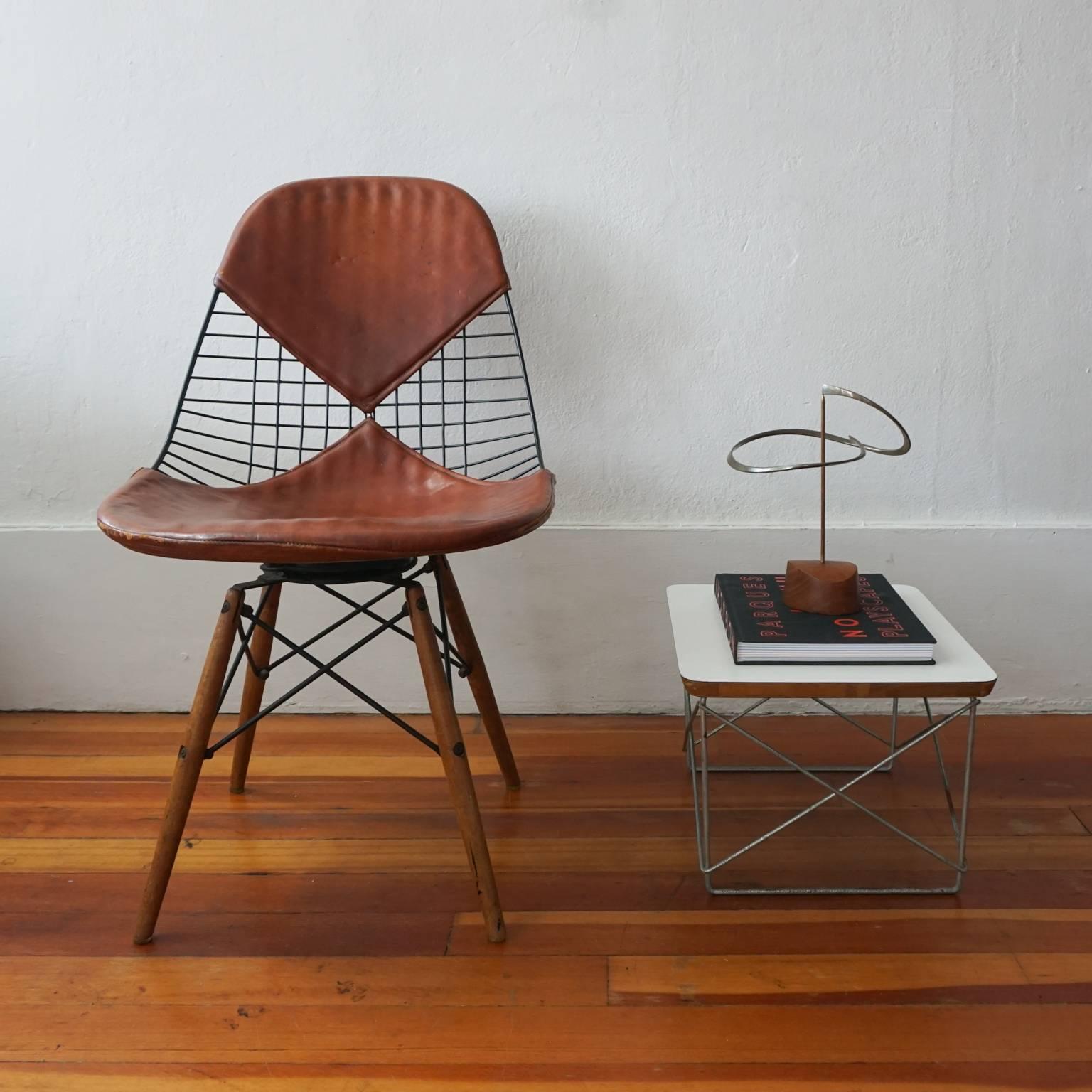LTR (Low Table Rod) designed in 1950 by Charles and Ray Eames. This version was produced by Herman Miller in the 1970s. Zinc base, solid core and white laminate top.