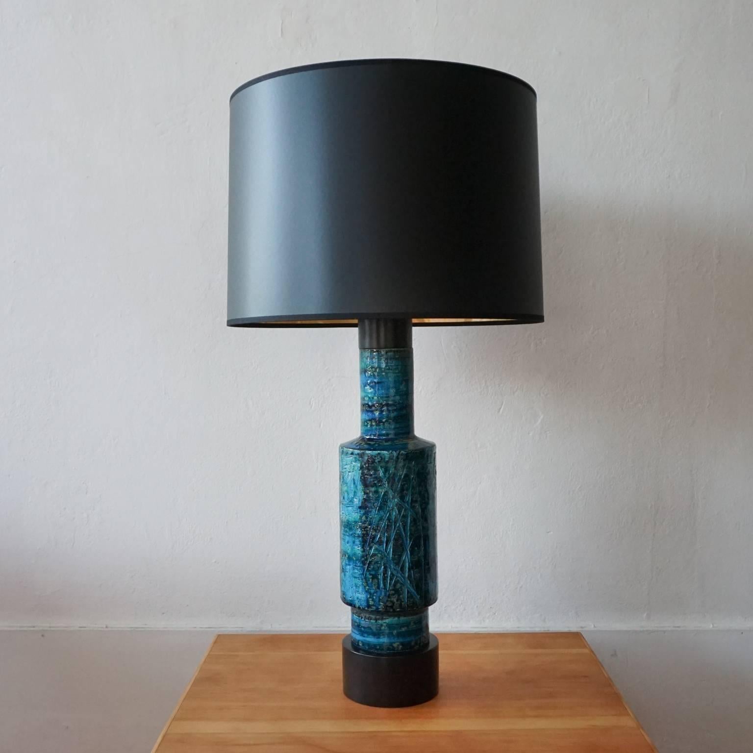 Ceramic lamp by Aldo Londi for Bitossi, with a repeating sgraffito design and Rimini blue glaze. 

Measures: New parchment shade: 16
