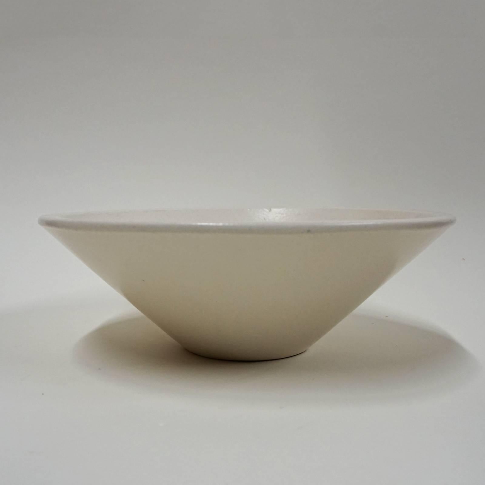 Small planter or bowl by La Gardo Tackett for architectural pottery (Model SC-01). Glazed in white, 1950s.