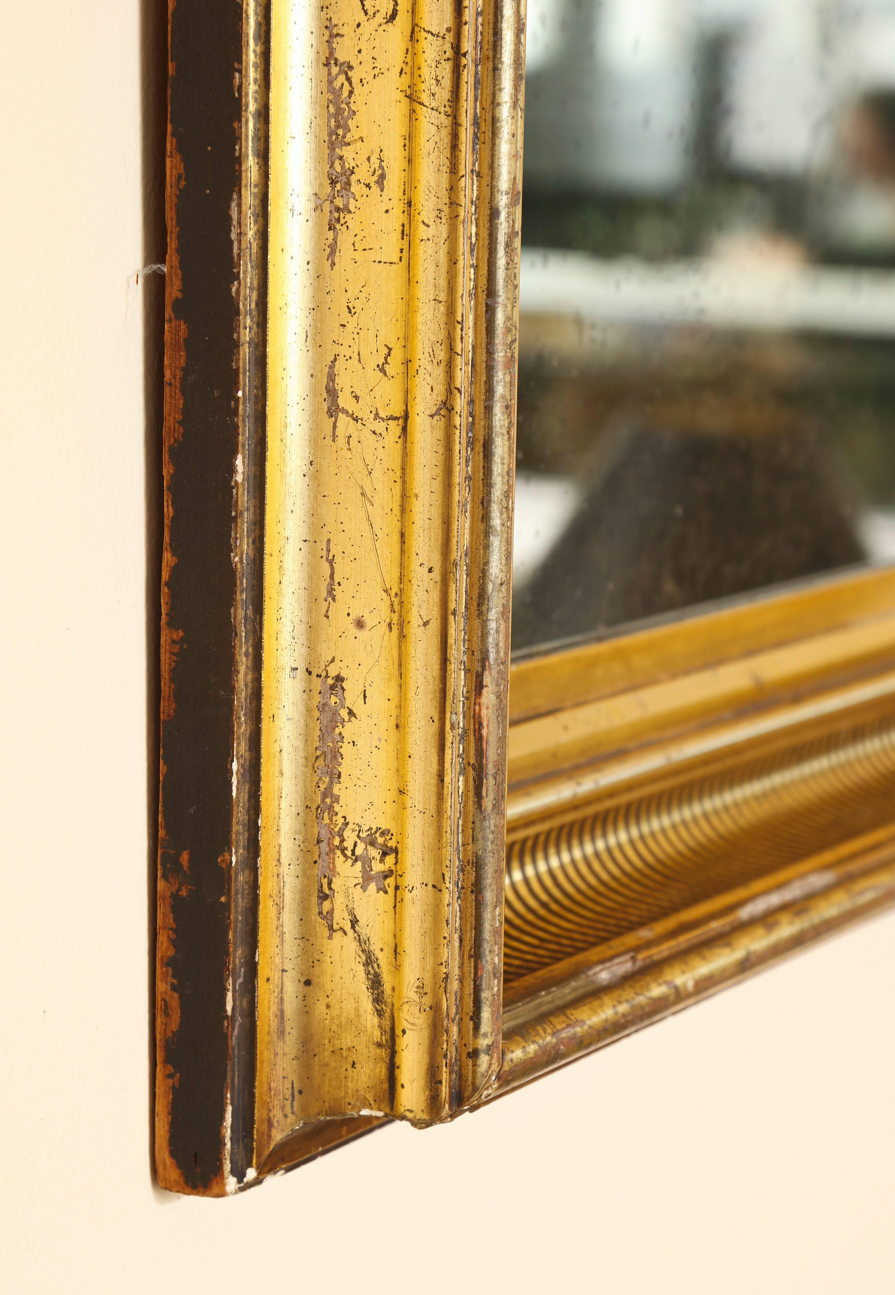 Américain Cadre de miroir doré avec moulure à rayures noires peintes et verre antique en vente