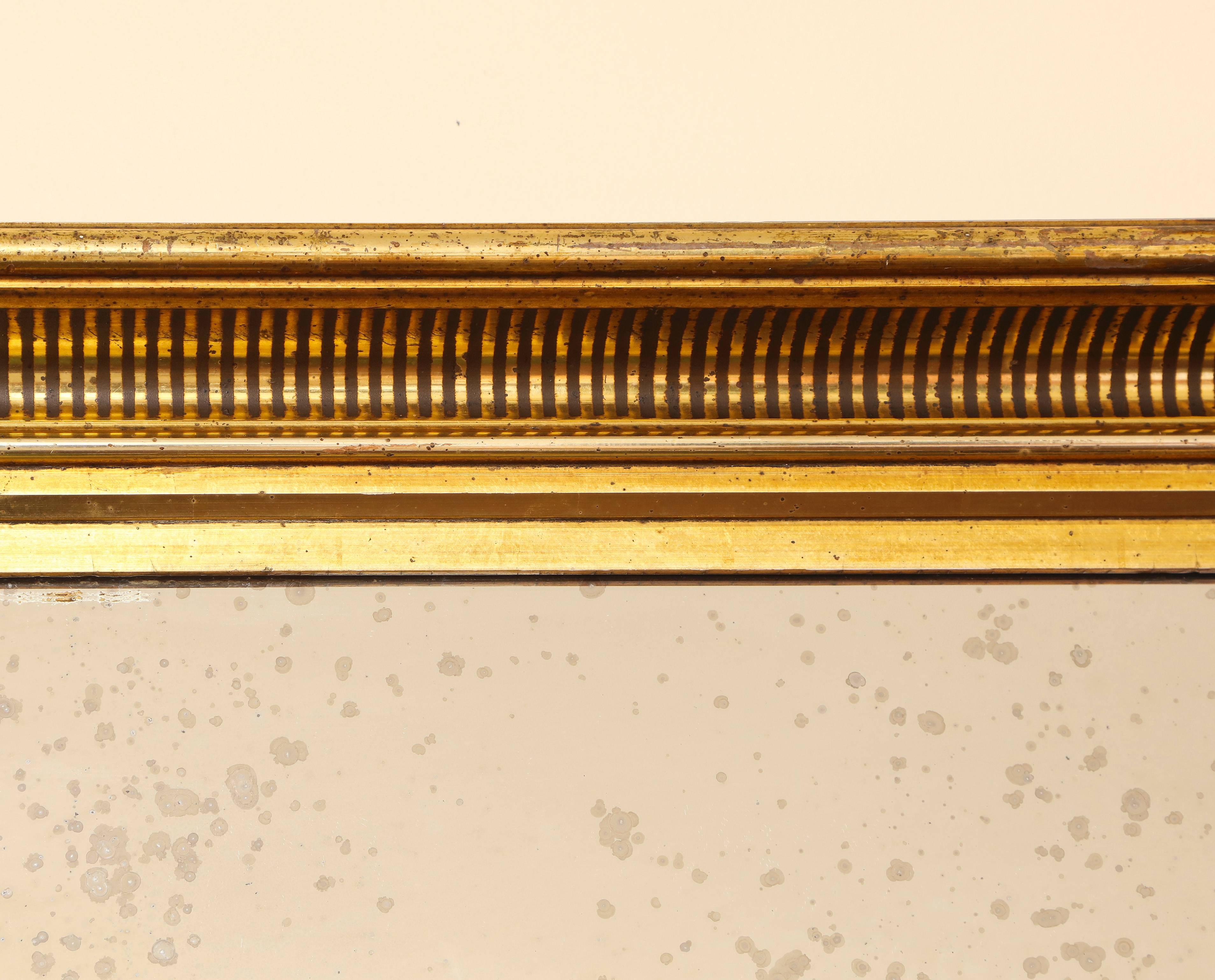 Bois doré Cadre de miroir doré avec moulure à rayures noires peintes et verre antique en vente