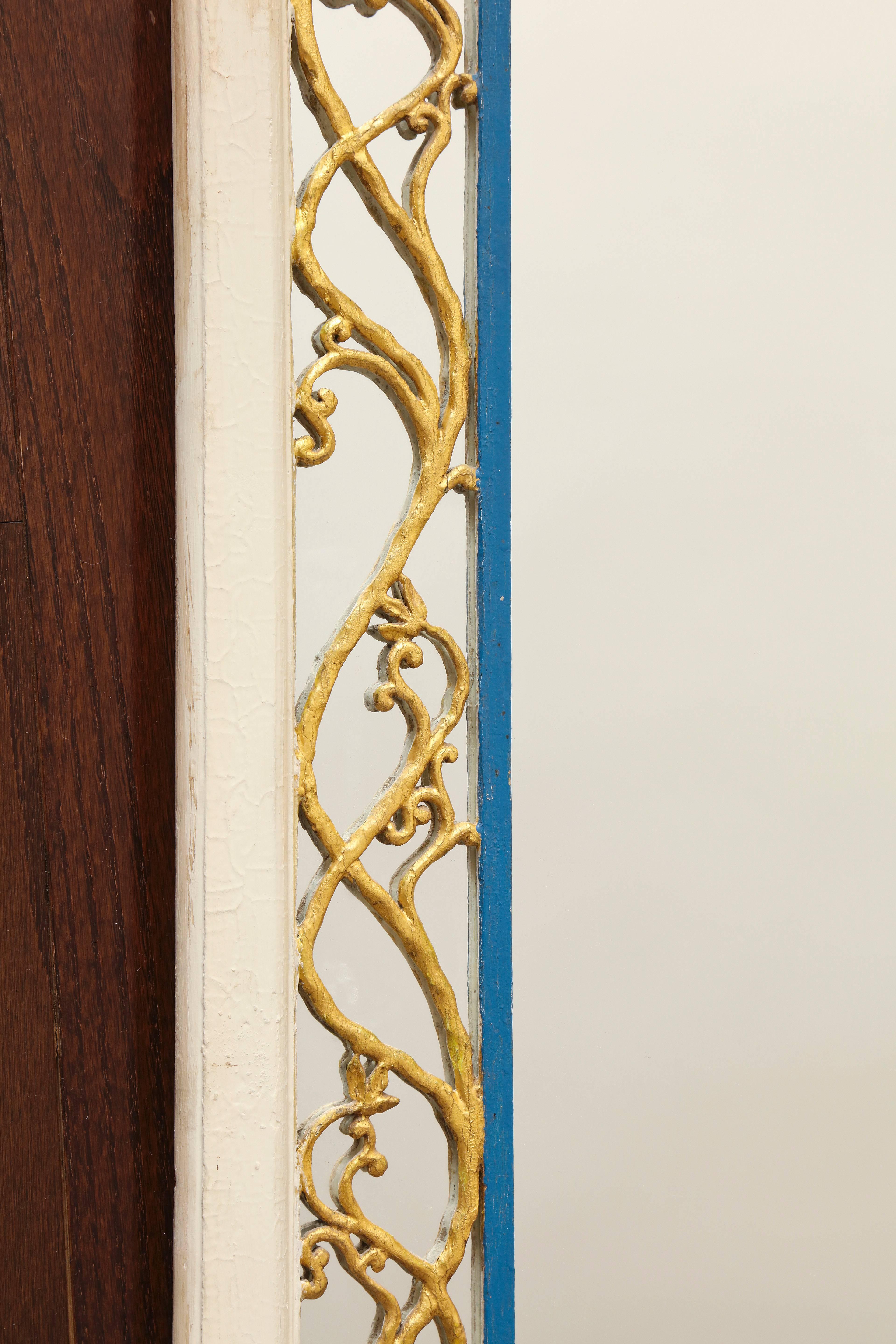 Paar geschnitzte, vergoldete und bemalte portugiesische Holzspiegel (Frühes 19. Jahrhundert) im Angebot