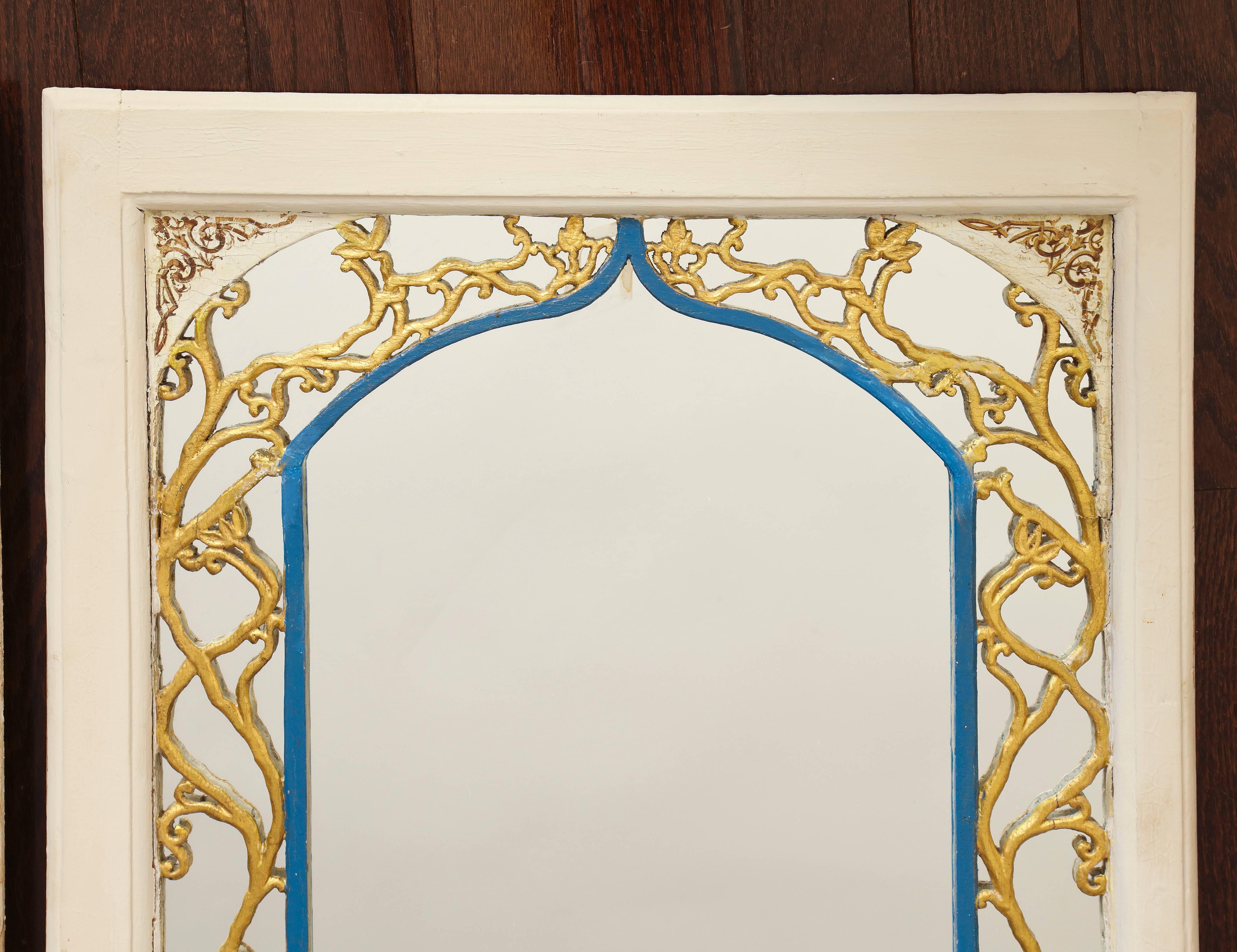 Paar geschnitzte, vergoldete und bemalte portugiesische Holzspiegel (Spiegel) im Angebot