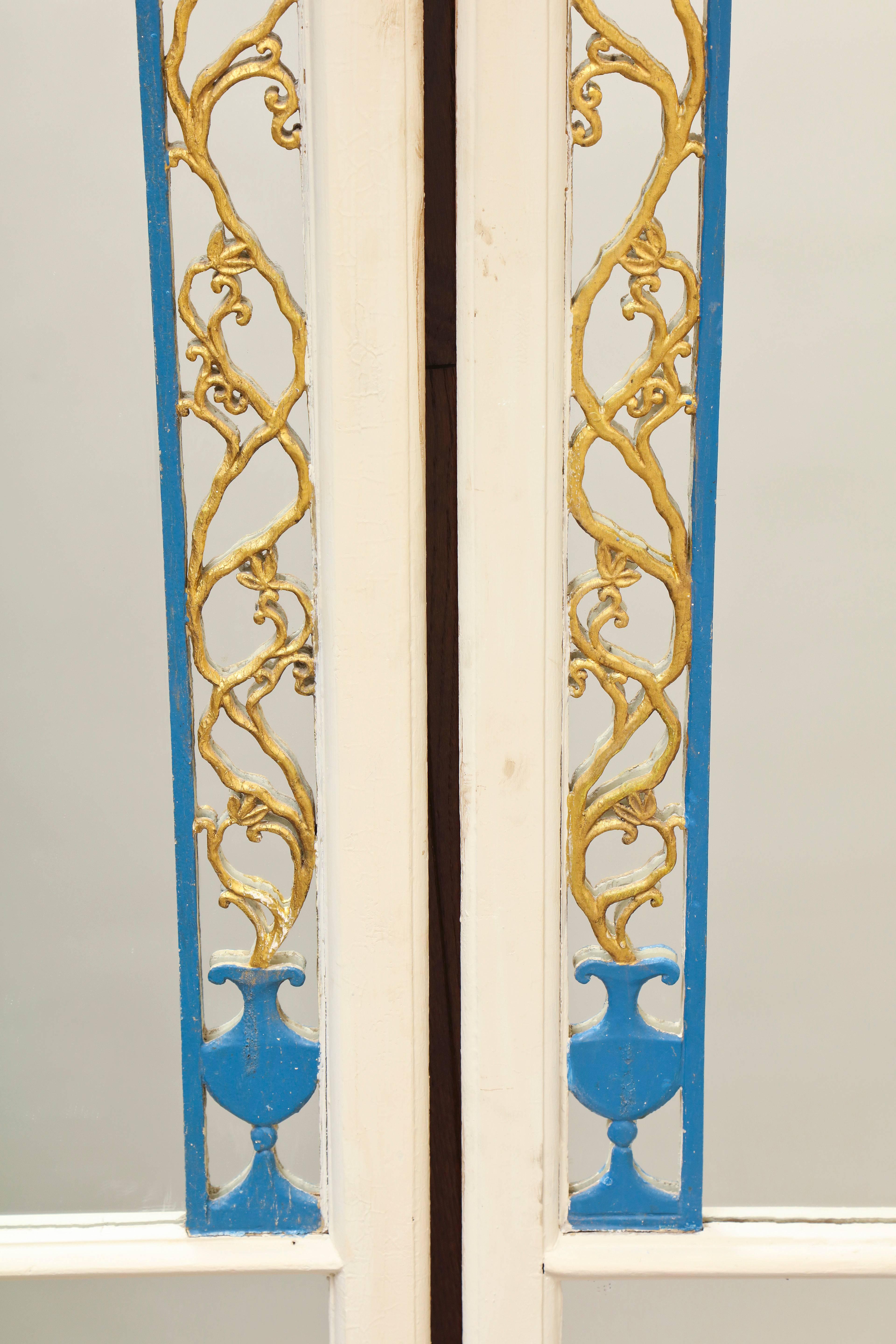 Paar geschnitzte, vergoldete und bemalte portugiesische Holzspiegel im Angebot 2