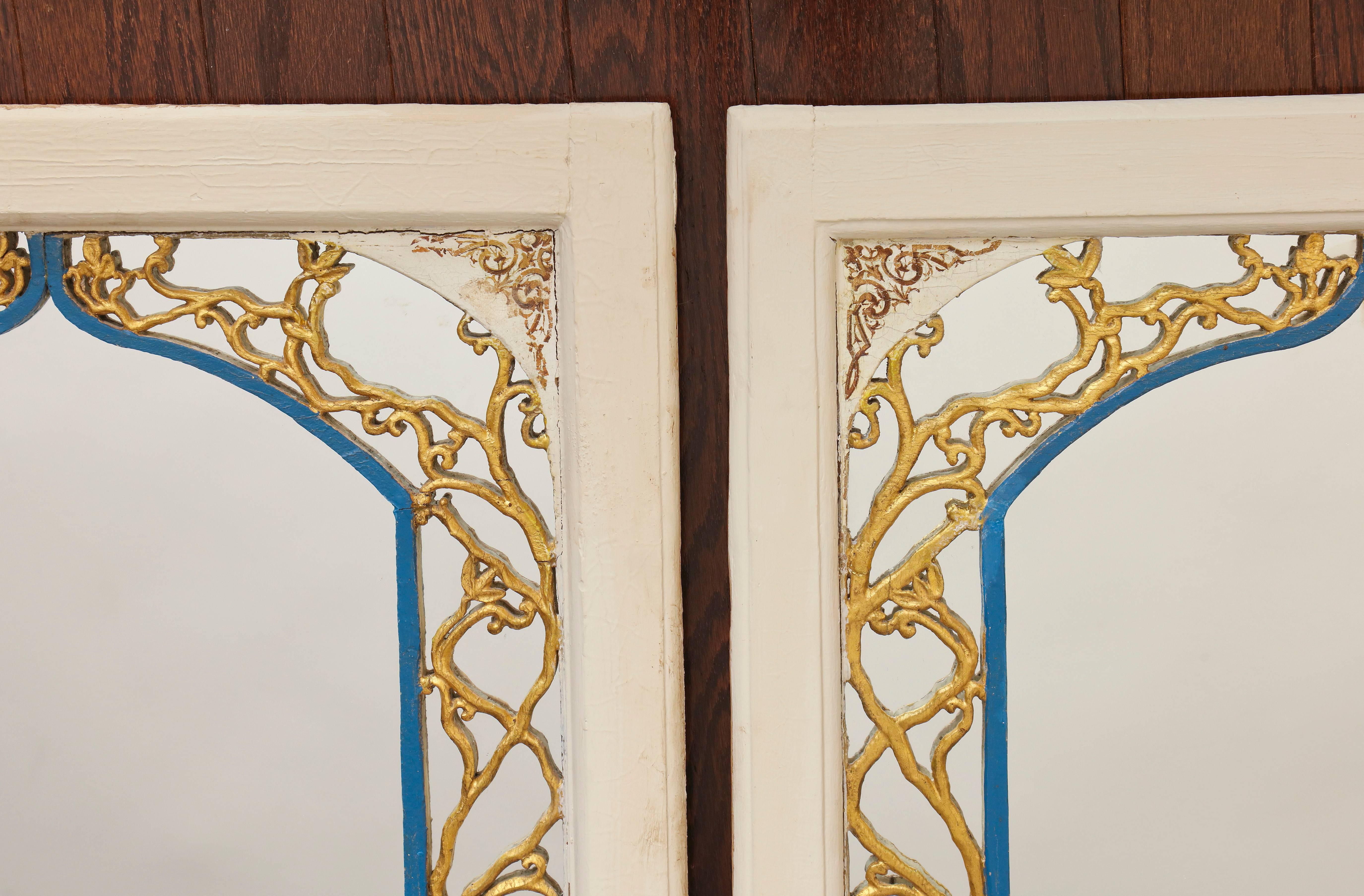 Paar geschnitzte, vergoldete und bemalte portugiesische Holzspiegel im Angebot 4