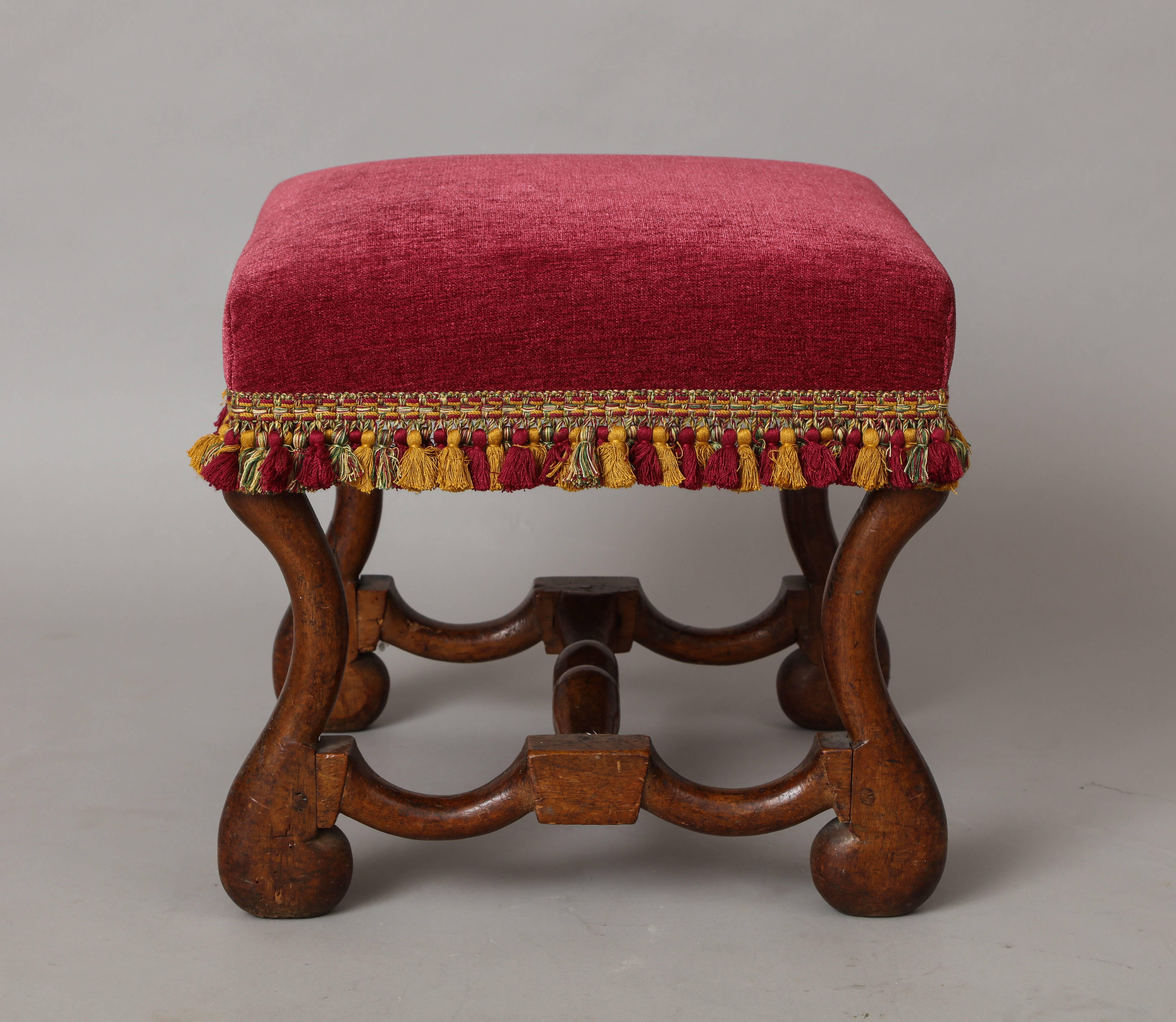 French Louis XIII Period Walnut Bench with ‘Os De Mouton’ Legs In Excellent Condition In New York, NY