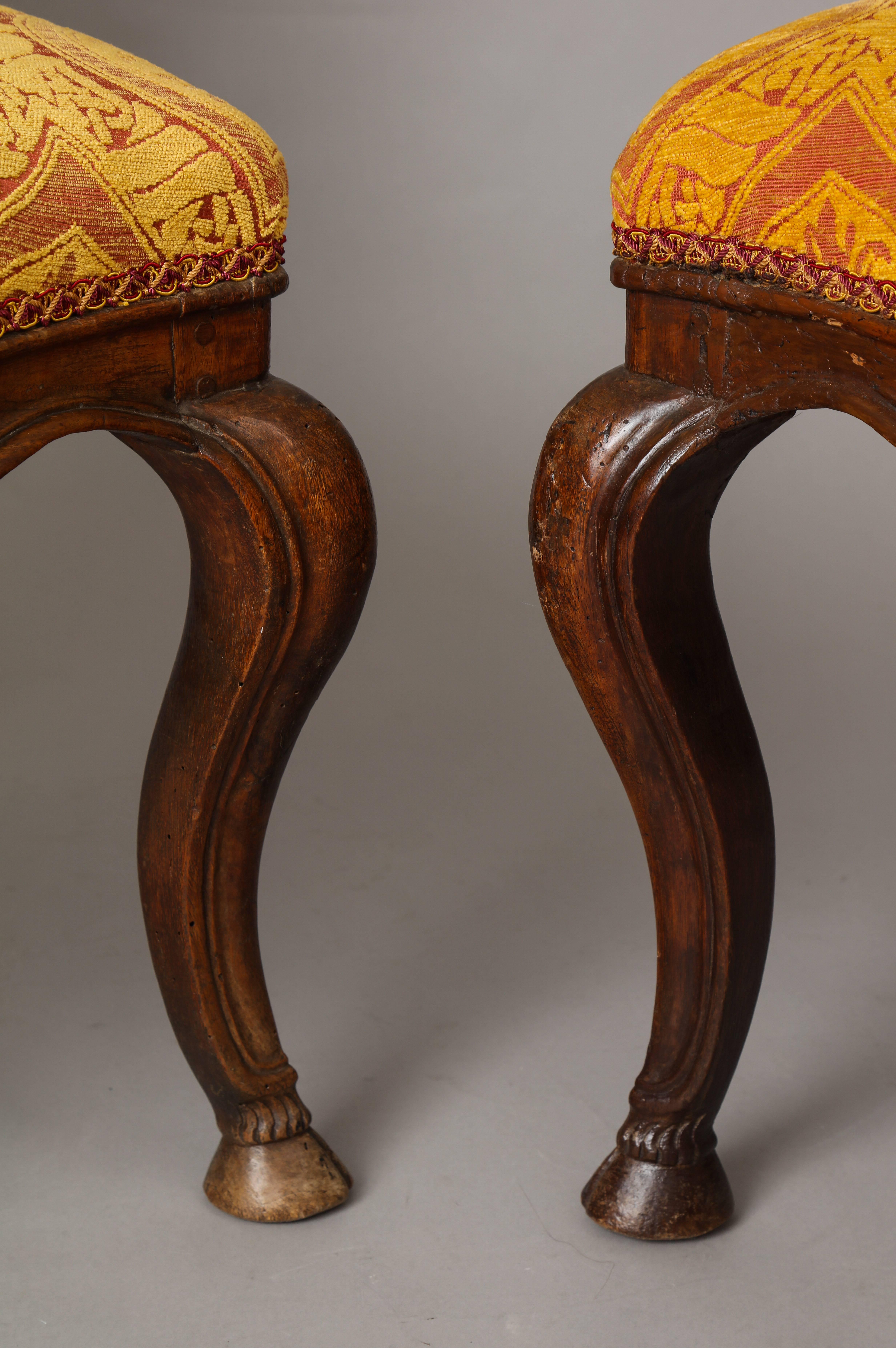 Italian Early 18th Century Pair of Carved Walnut Side Chairs 3