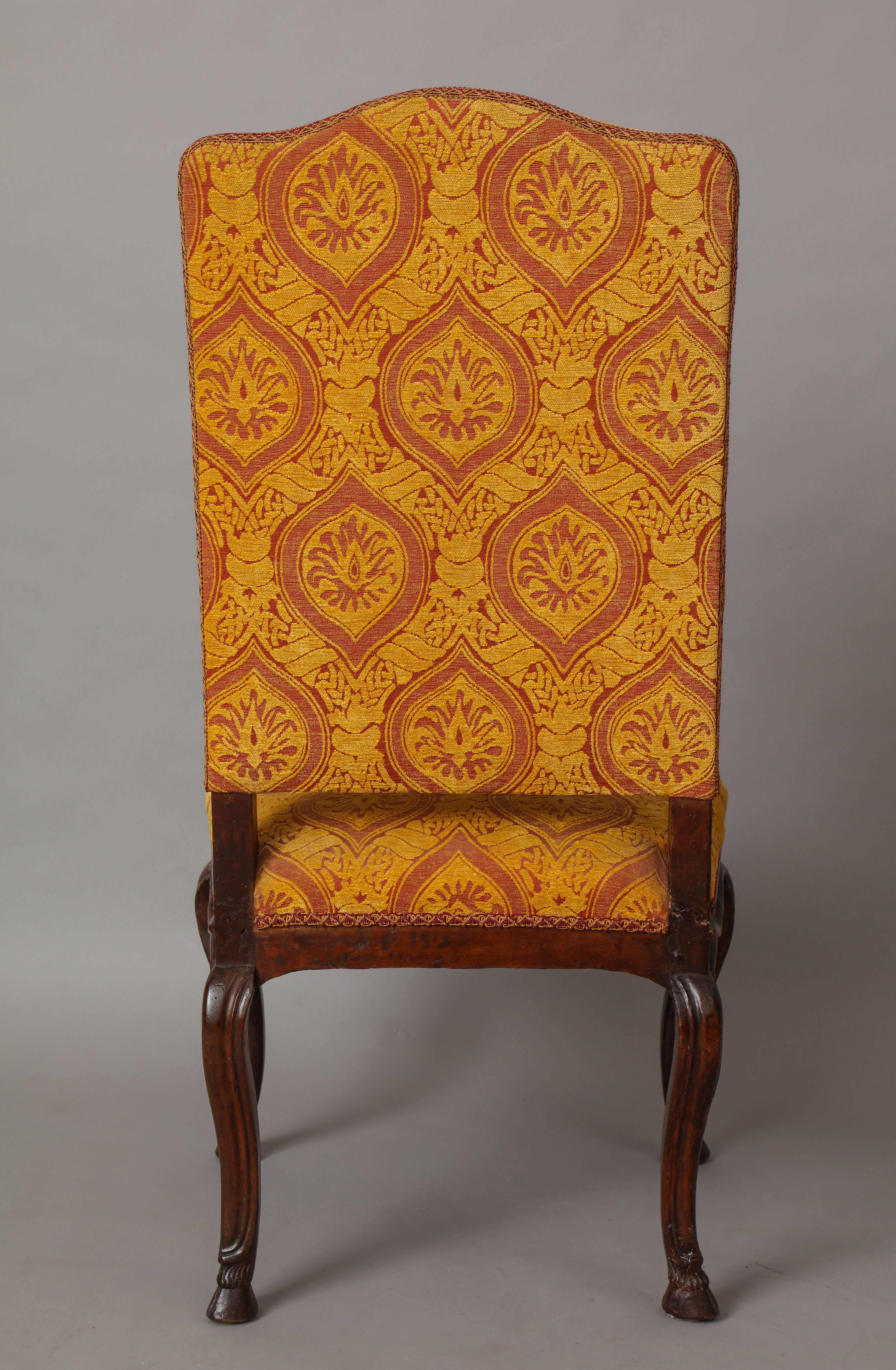 Italian Early 18th Century Pair of Carved Walnut Side Chairs In Excellent Condition In New York, NY