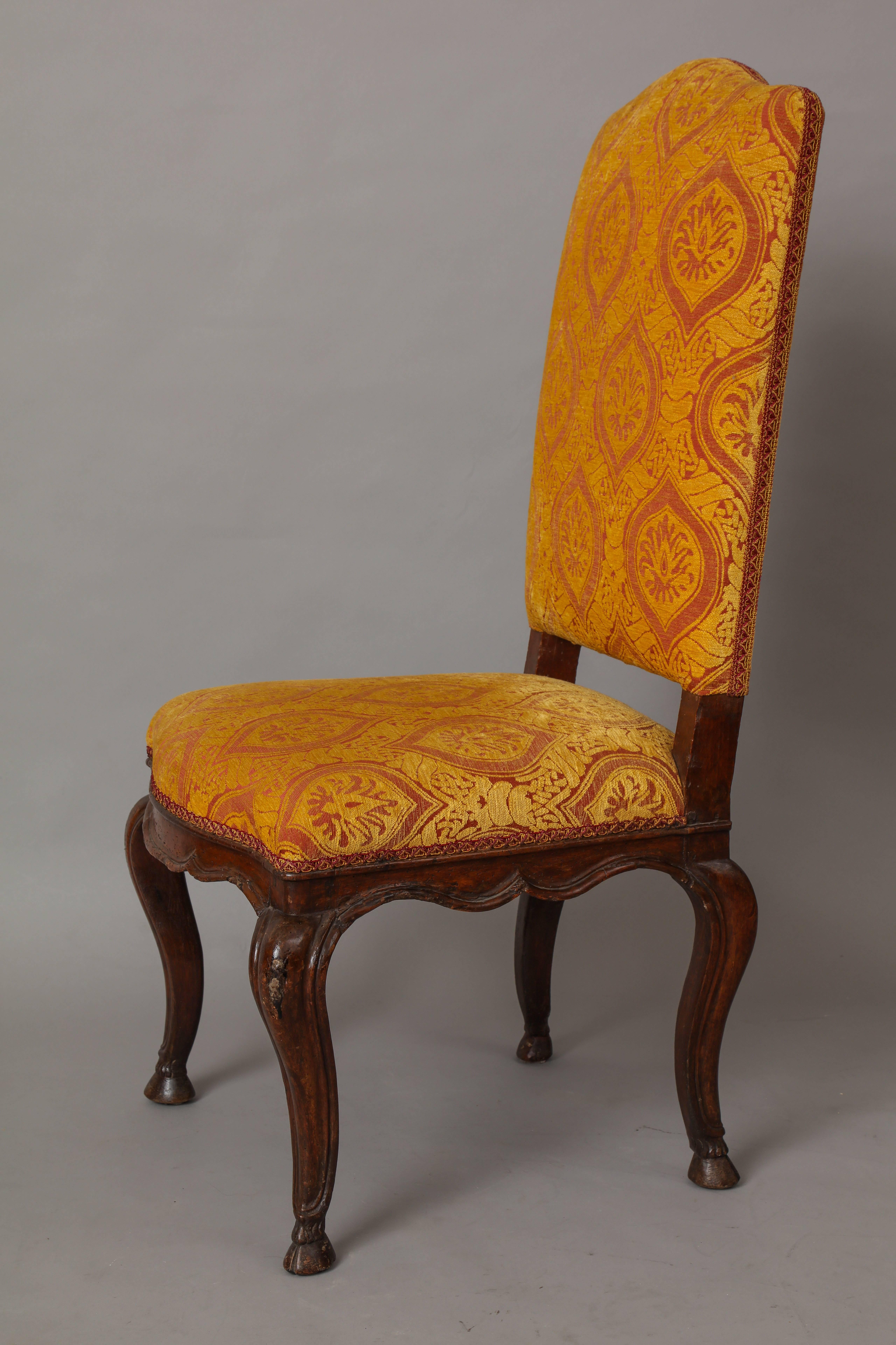 Italian Early 18th Century Pair of Carved Walnut Side Chairs 1