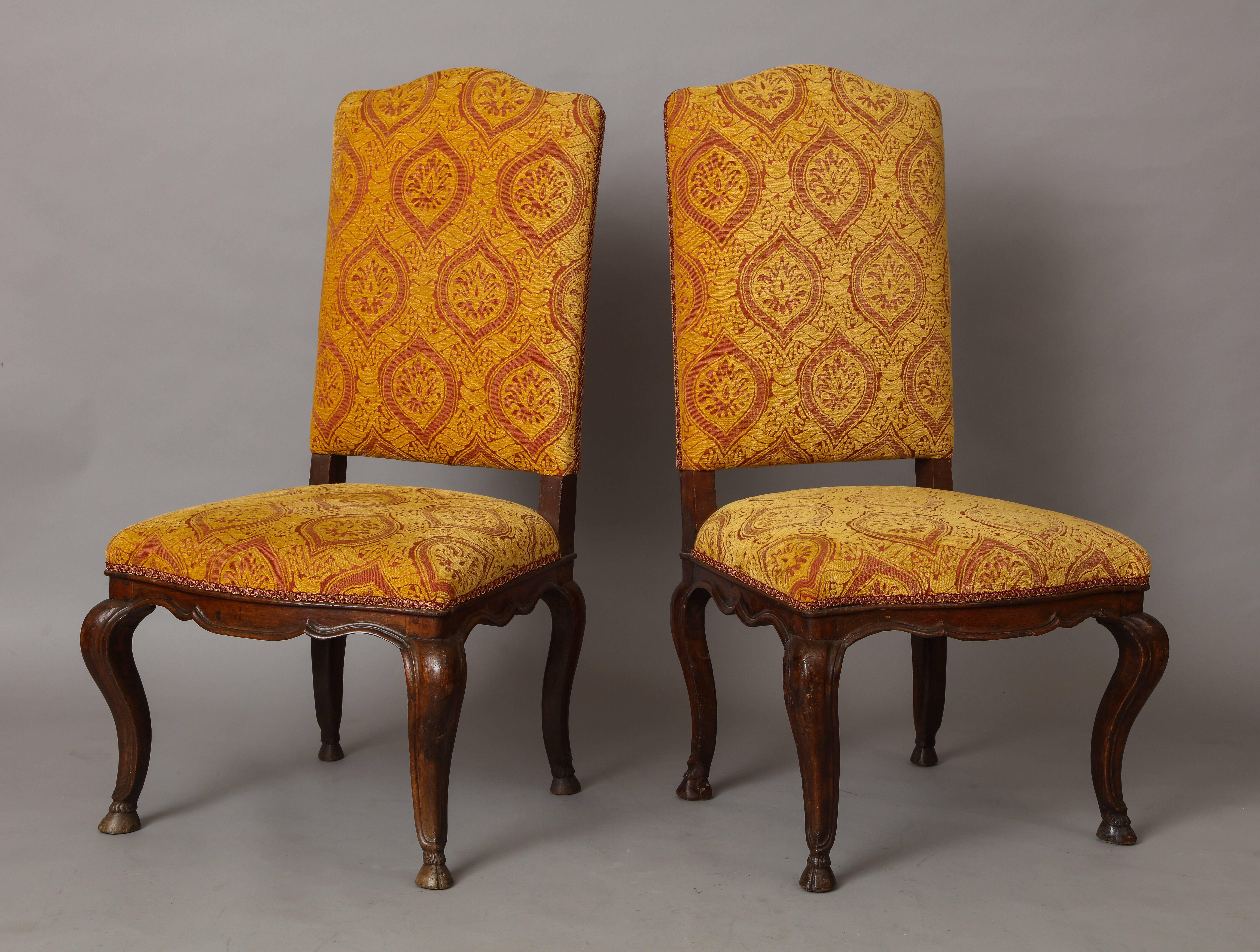 Italian Early 18th Century Pair of Carved Walnut Side Chairs 6