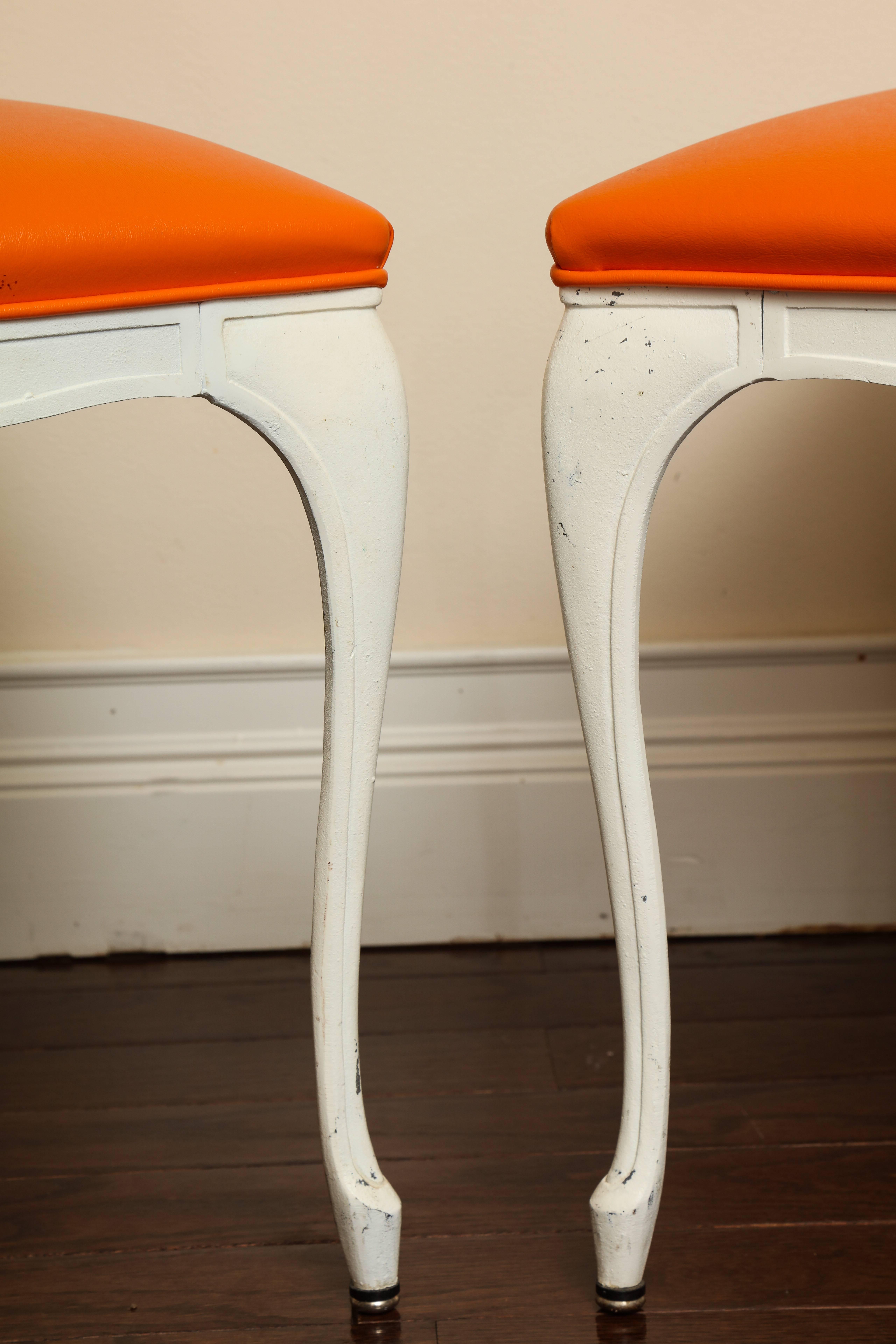 Pair of Mid-Century Modern Painted White Metal Benches or Stools In Excellent Condition In New York, NY