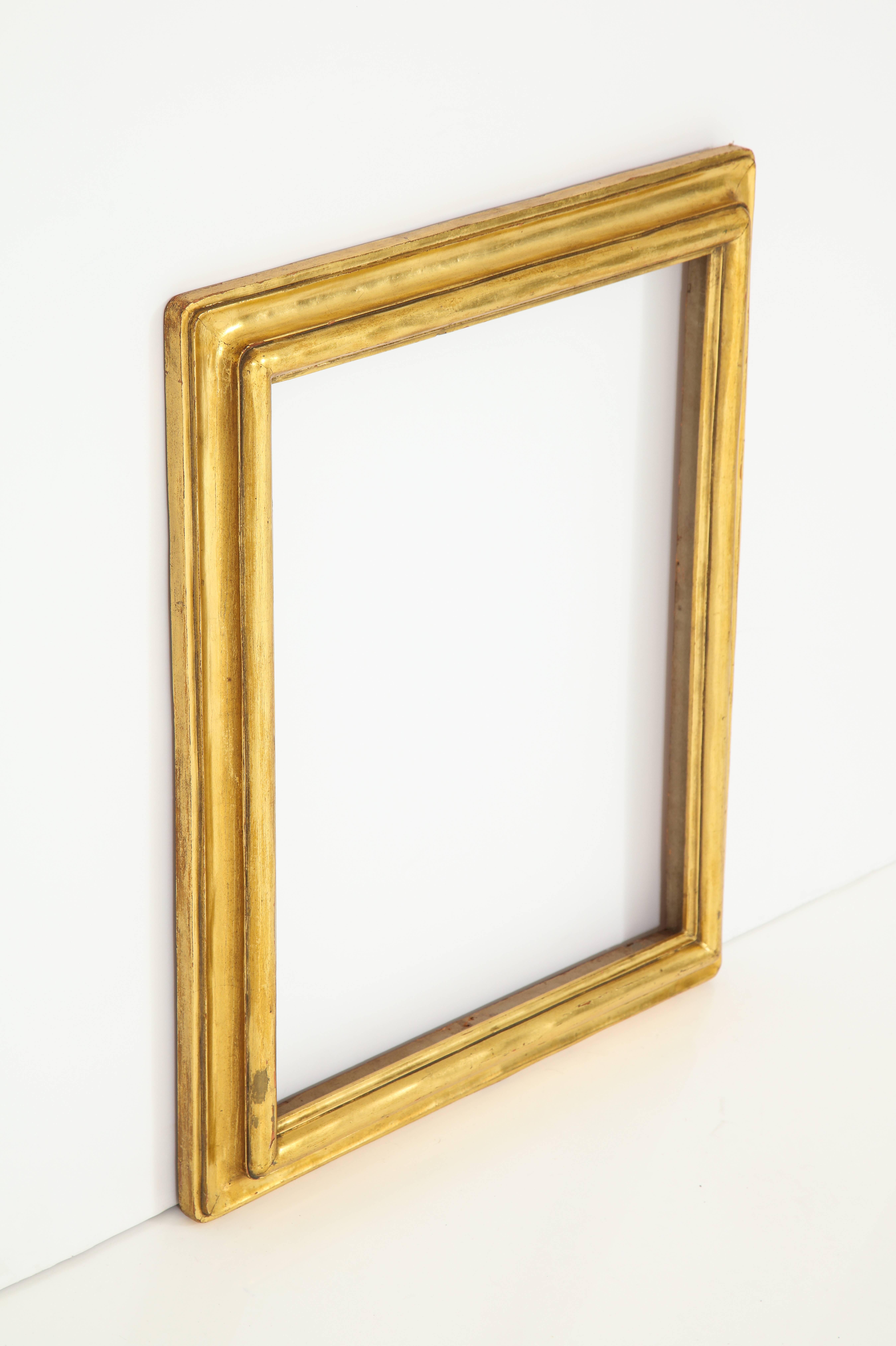Ein wunderschöner vergoldeter amerikanischer Arts-and-Crafts-Rahmen. 
Hergestellt von Foster Brothers
Amerikanisch:: ca. 1904. 
Größe: 24" hoch x 20" breit x 2 1/2" tief.
