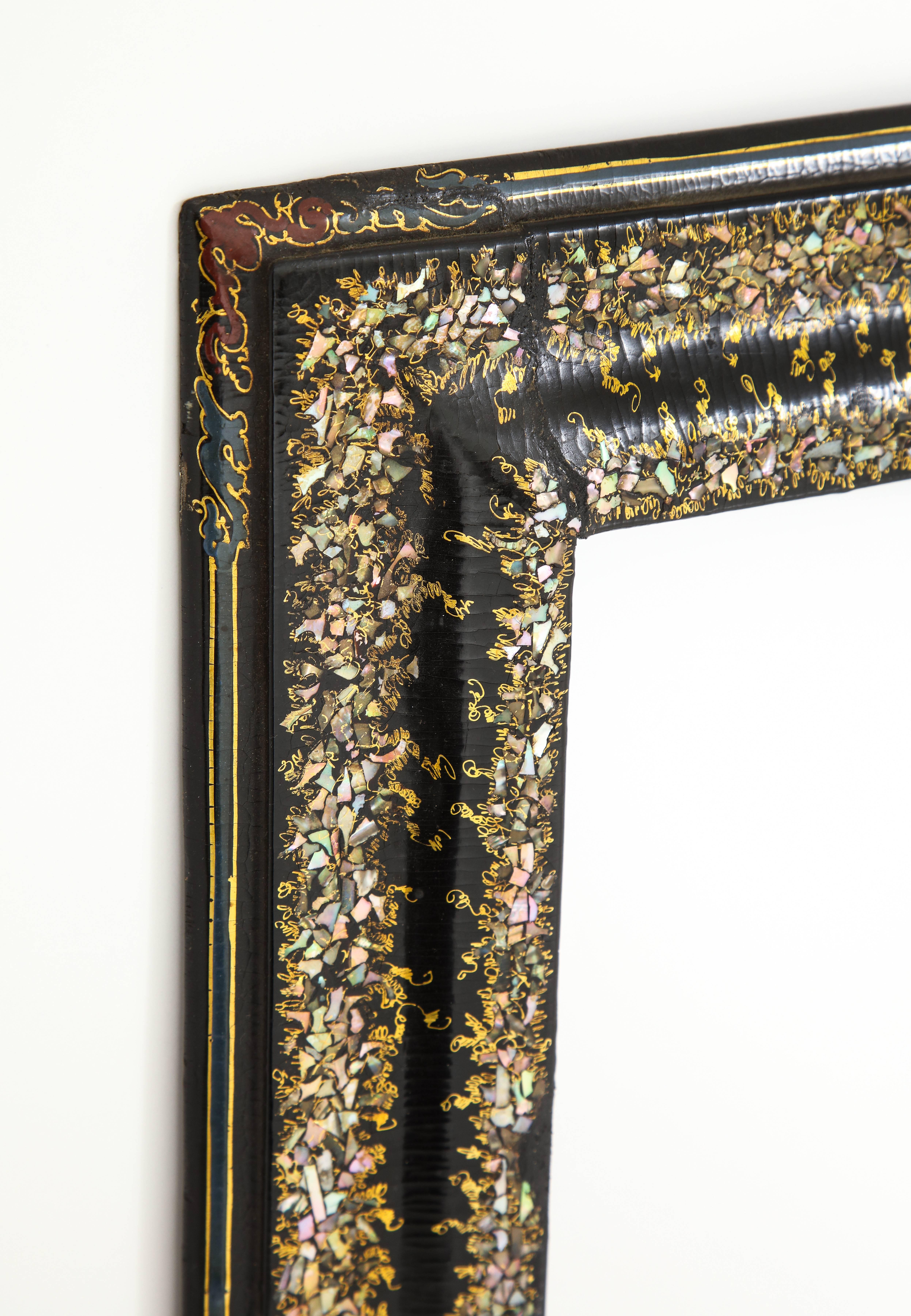 Französisches Papiermaché Schwarz, vergoldet und Perlmutt Rahmen im Zustand „Hervorragend“ in New York, NY