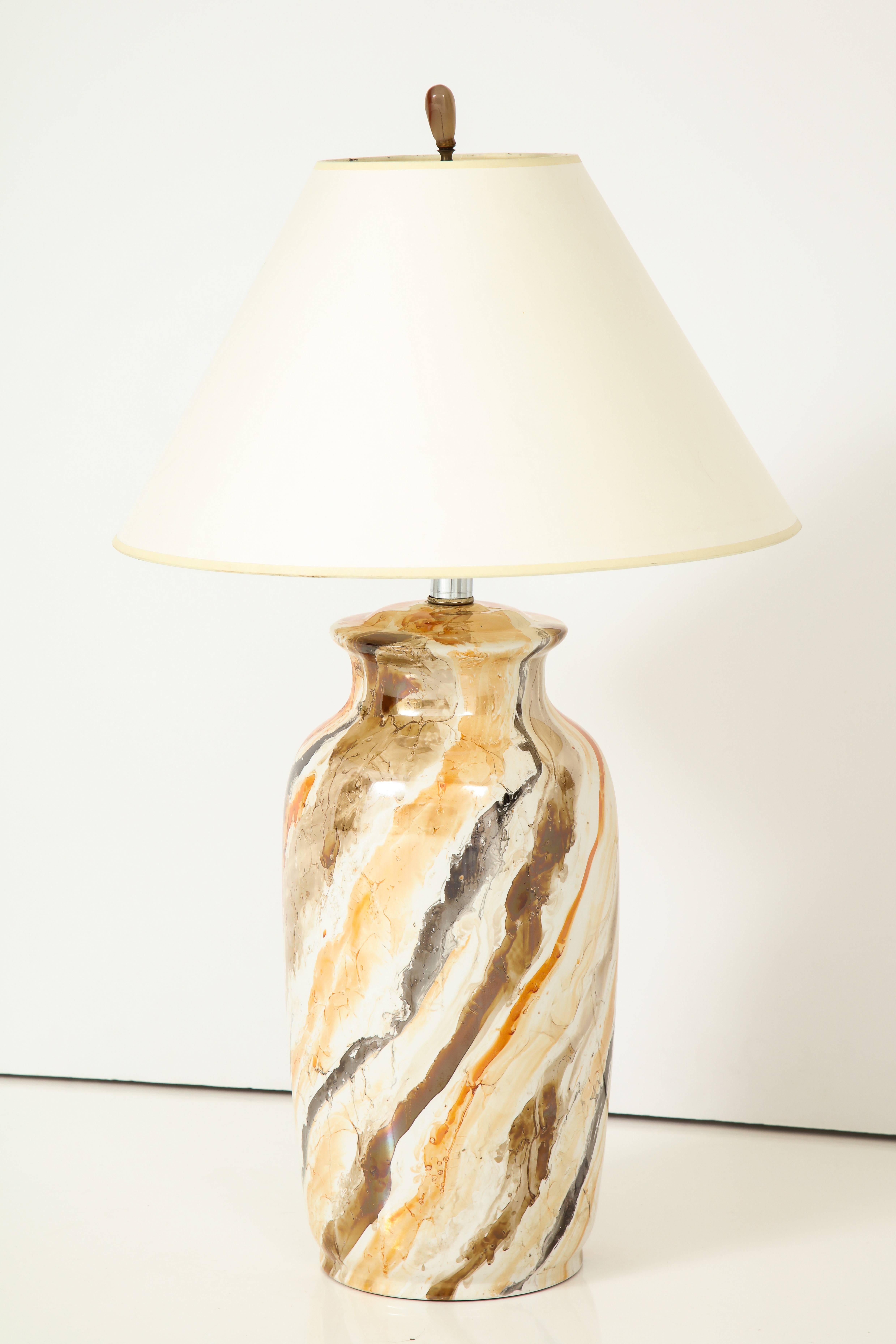 A 1970s glazed ceramic baluster form table lamp with lustrous cream, white, brown, gold and orange glaze; with its original ceramic finial.
American, circa 1970
Size: 28