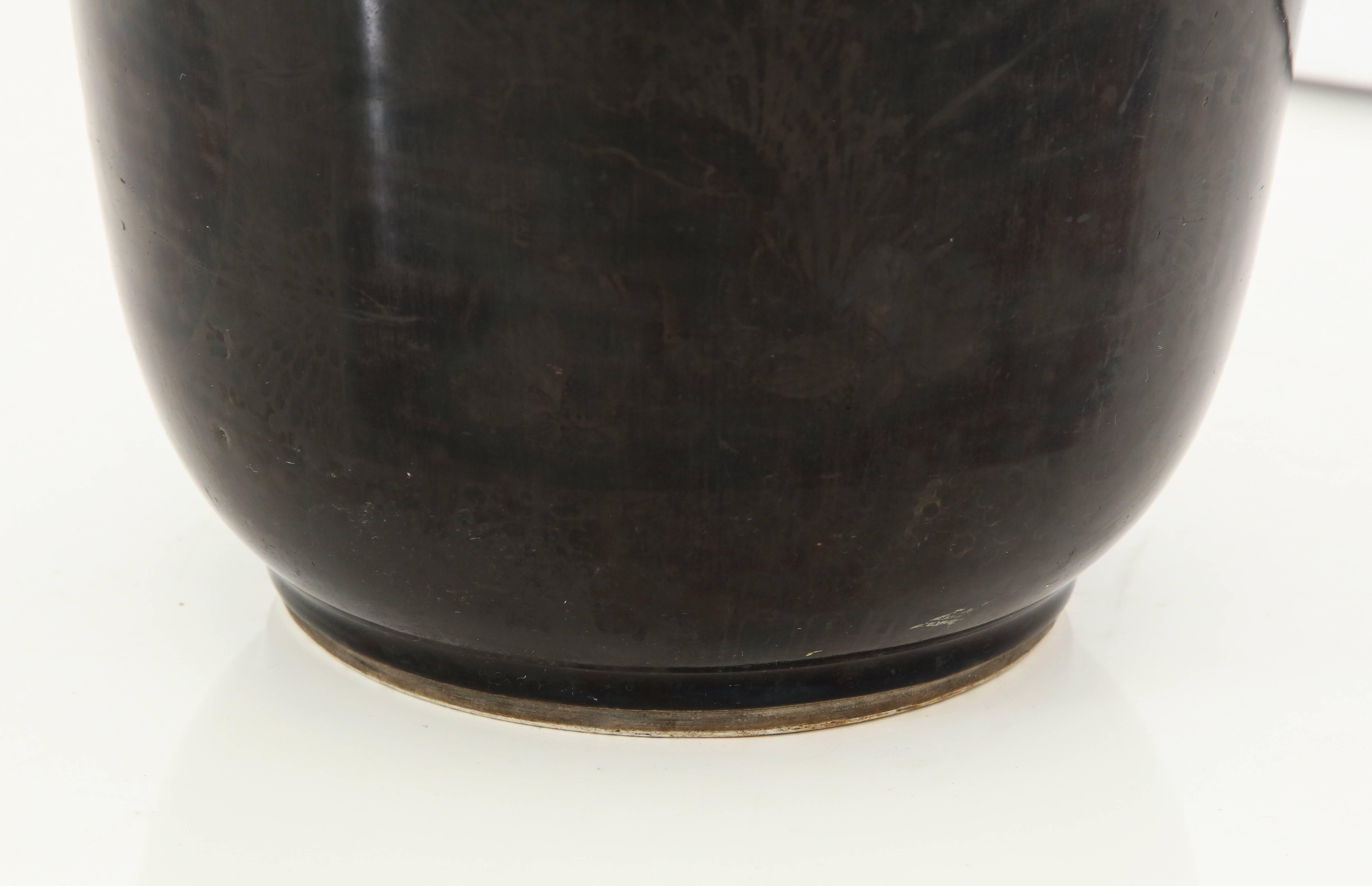Chinese Kangxi Period Black Vase with Traces of Original Gilt Decoration In Excellent Condition In New York, NY