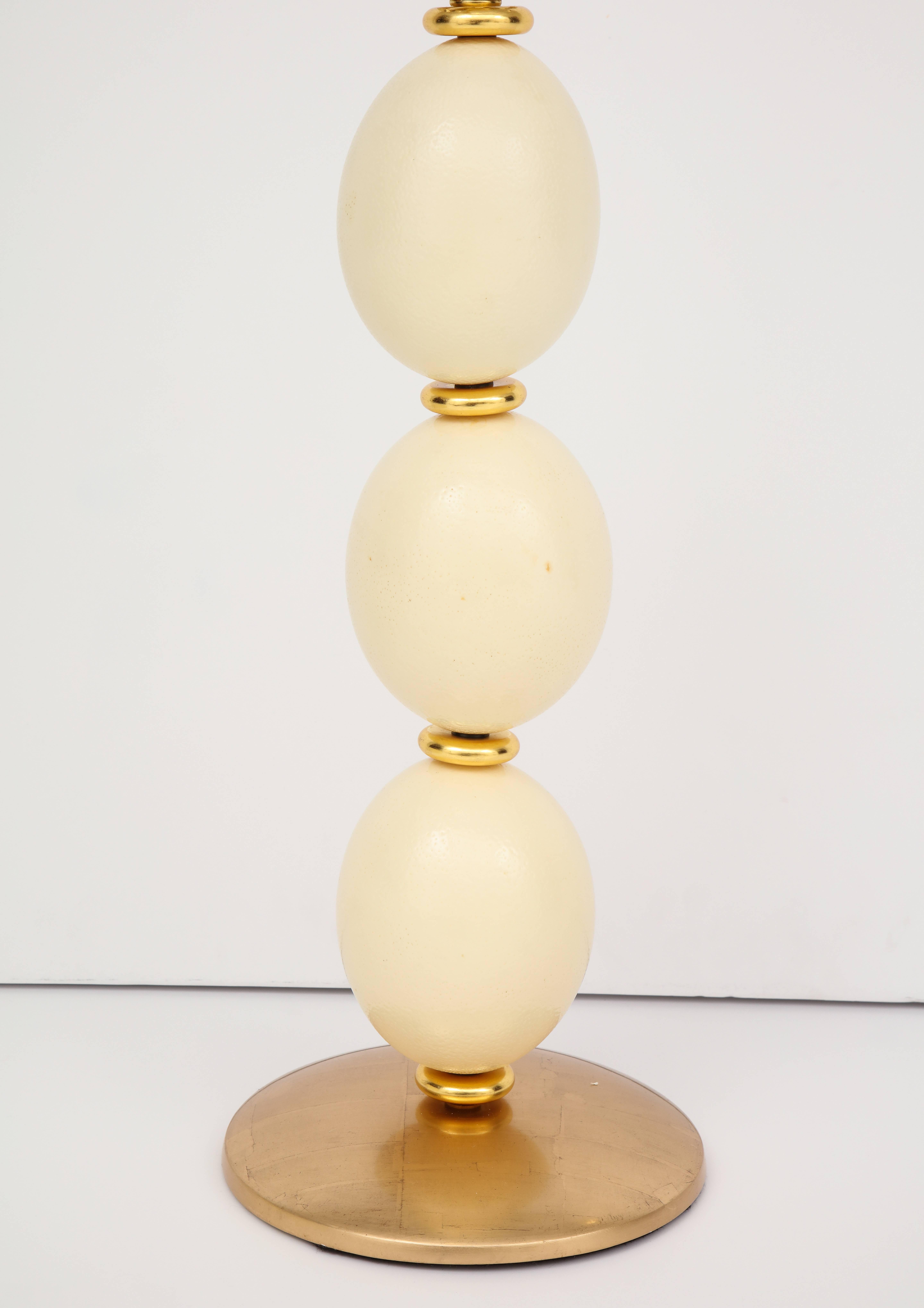 Coquille d'œuf d'autruche Lampe de table en bois doré sculpté en œuf d'autruche, faite sur mesure en vente