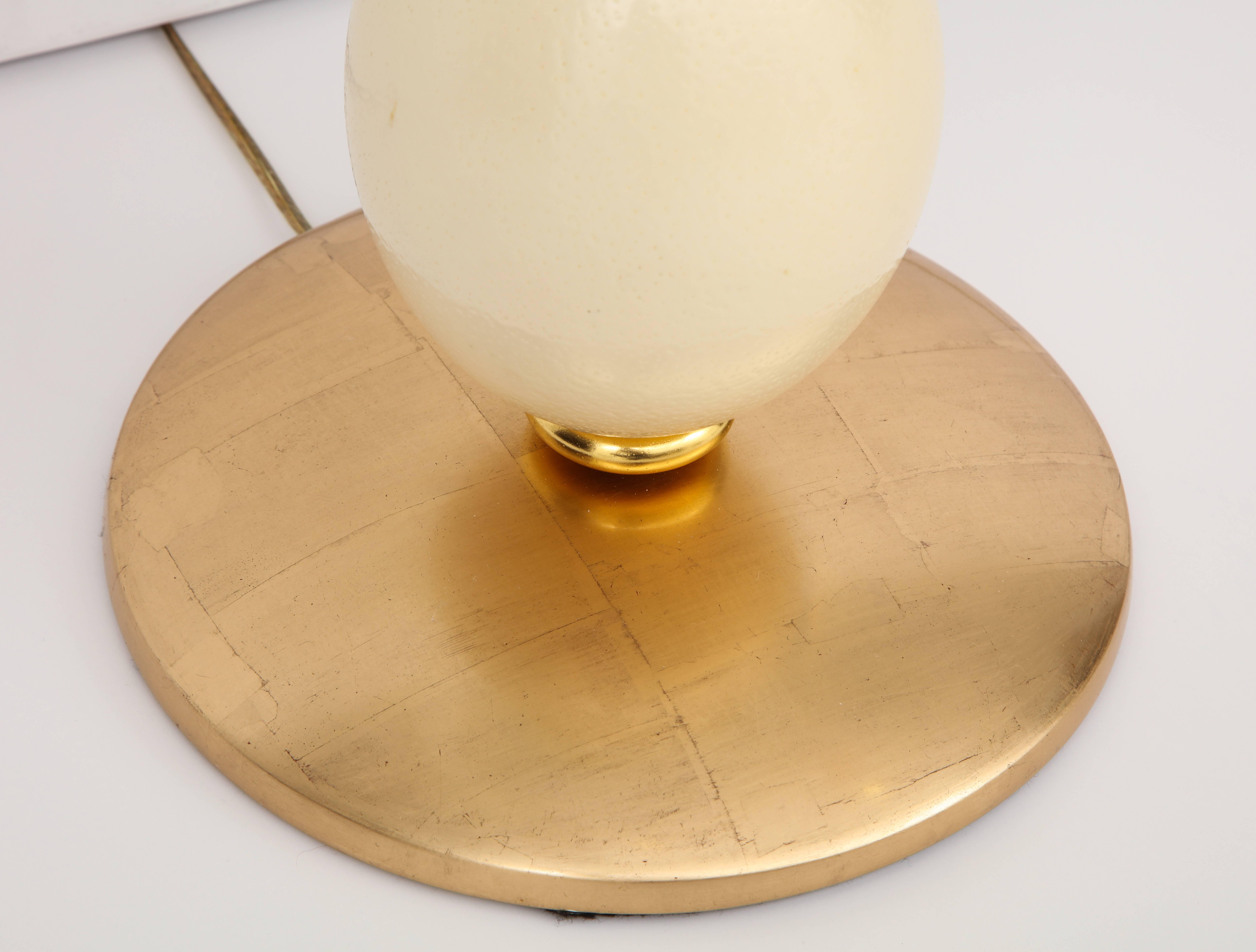 Lampe de table en bois doré sculpté en œuf d'autruche, faite sur mesure Excellent état - En vente à New York, NY